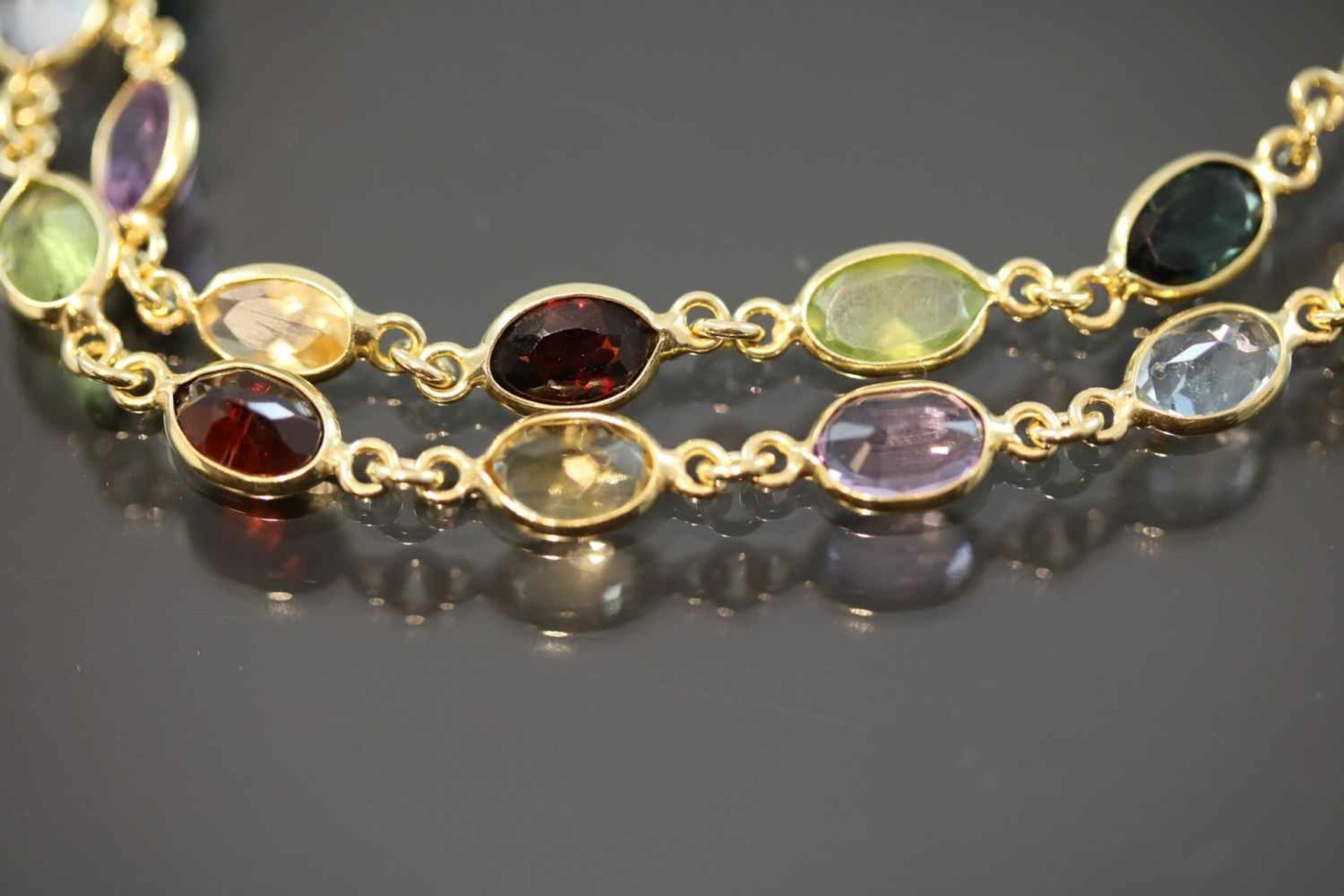 Edelsteinkette, 750 Gelbgold26,50 Gramm Länge: 42 cm Amethyste, Peridote, Citrine, Rhodolithe, - Bild 2 aus 3