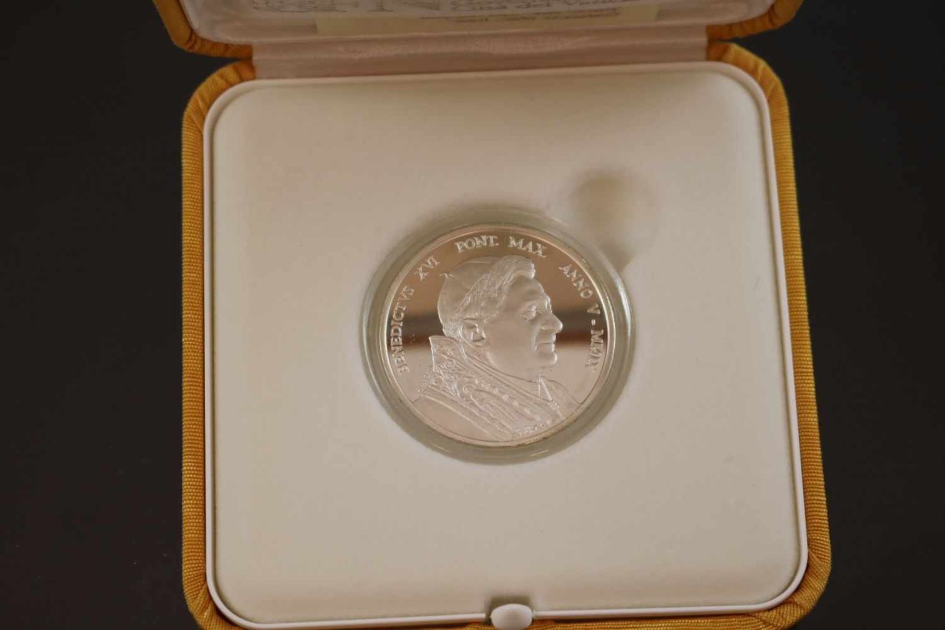 10 Euro 2009 VatikanMaterial: 925 SilberPrägebuchstabe: RGewicht: 22 Gramm Größe: 34 mm 80 Jahre - Bild 2 aus 2