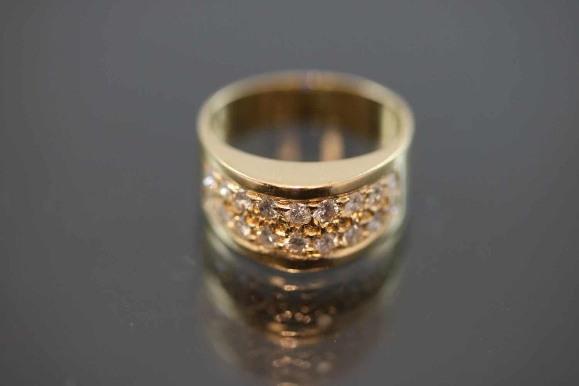 Brillant-Ring, 750 Gelbgold4,2 Gramm 18 Brillanten, 0,9 ct., w/si. Ringgröße: 48Schätzpreis: