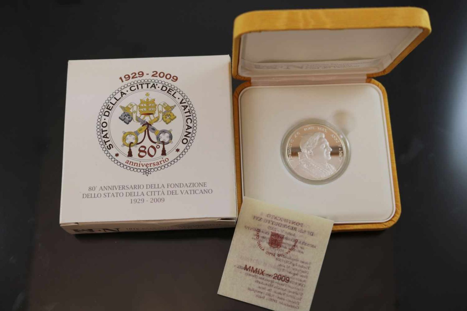 10 Euro 2009 VatikanMaterial: 925 SilberPrägebuchstabe: RGewicht: 22 Gramm Größe: 34 mm 80 Jahre