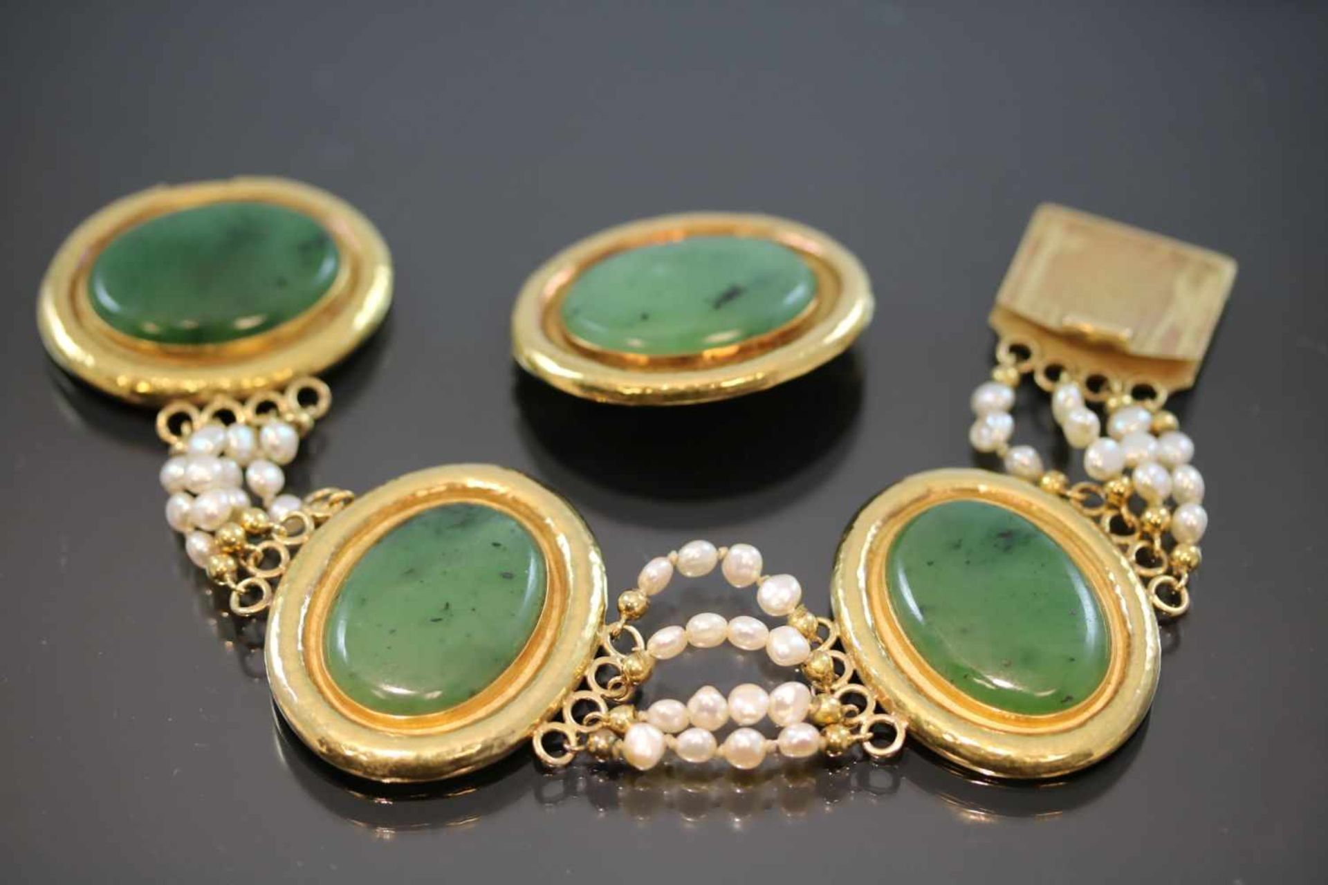 Jade-Perlen-Set, 750 Gelbgold87,2 Gramm Länge: 19 cm Set bestehend aus Armband und Brosche.- - -25.