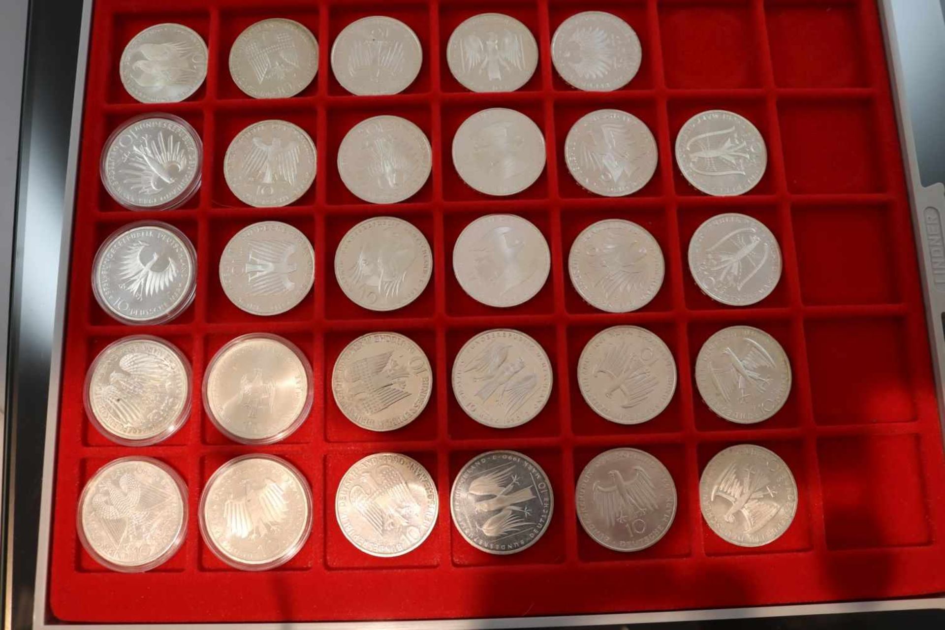 29 Münzen mit einem Nennwert von 10 Deutsche MarkMaterial: 625 SilberGewicht: 446,6 Gramm - - -25.00