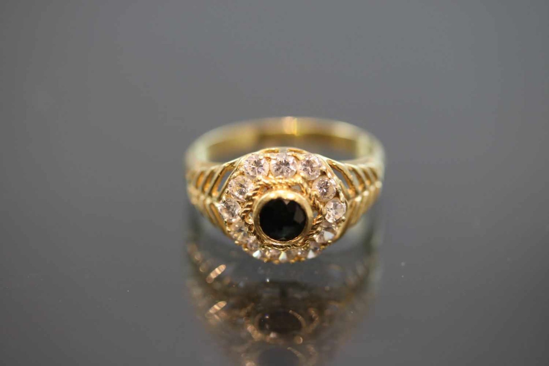 Saphir-Ring, 750 Gold4 Gramm 1 Saphir, Ringgröße: 55Zirkonias- - -25.00 % buyer's premium on the