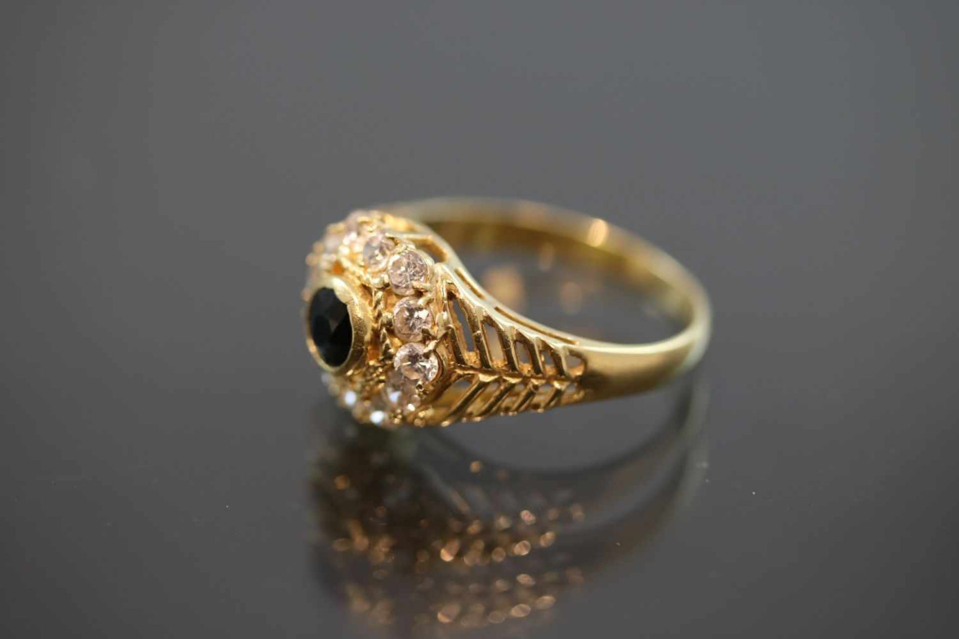 Saphir-Ring, 750 Gold4 Gramm 1 Saphir, Ringgröße: 55Zirkonias- - -25.00 % buyer's premium on the - Bild 2 aus 3