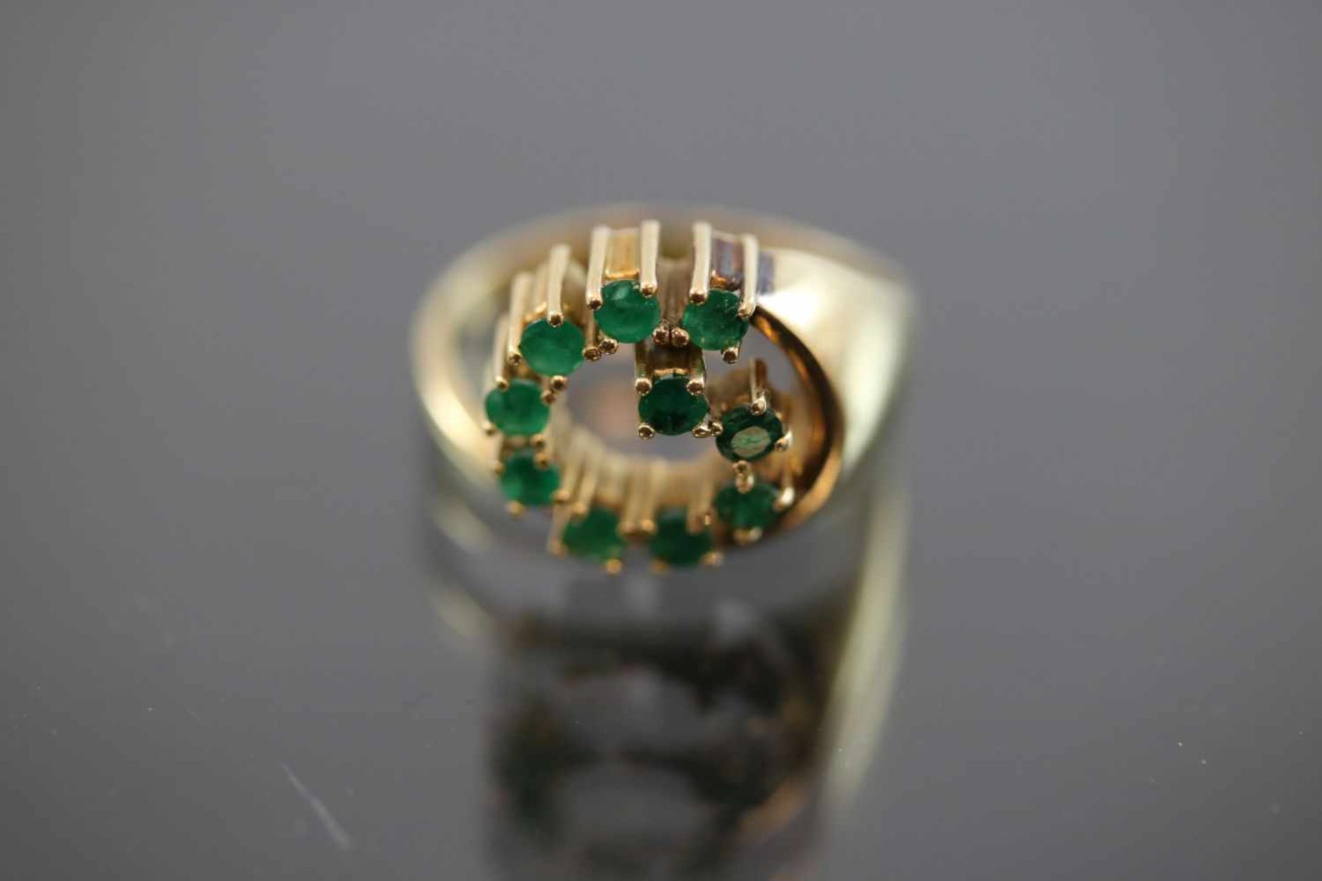 Smaragd-Ring, 585 Gelbgold6 Gramm 10 Smaragde, Ringgröße: 56Schätzpreis: 900,- - - -25.00 % buyer'