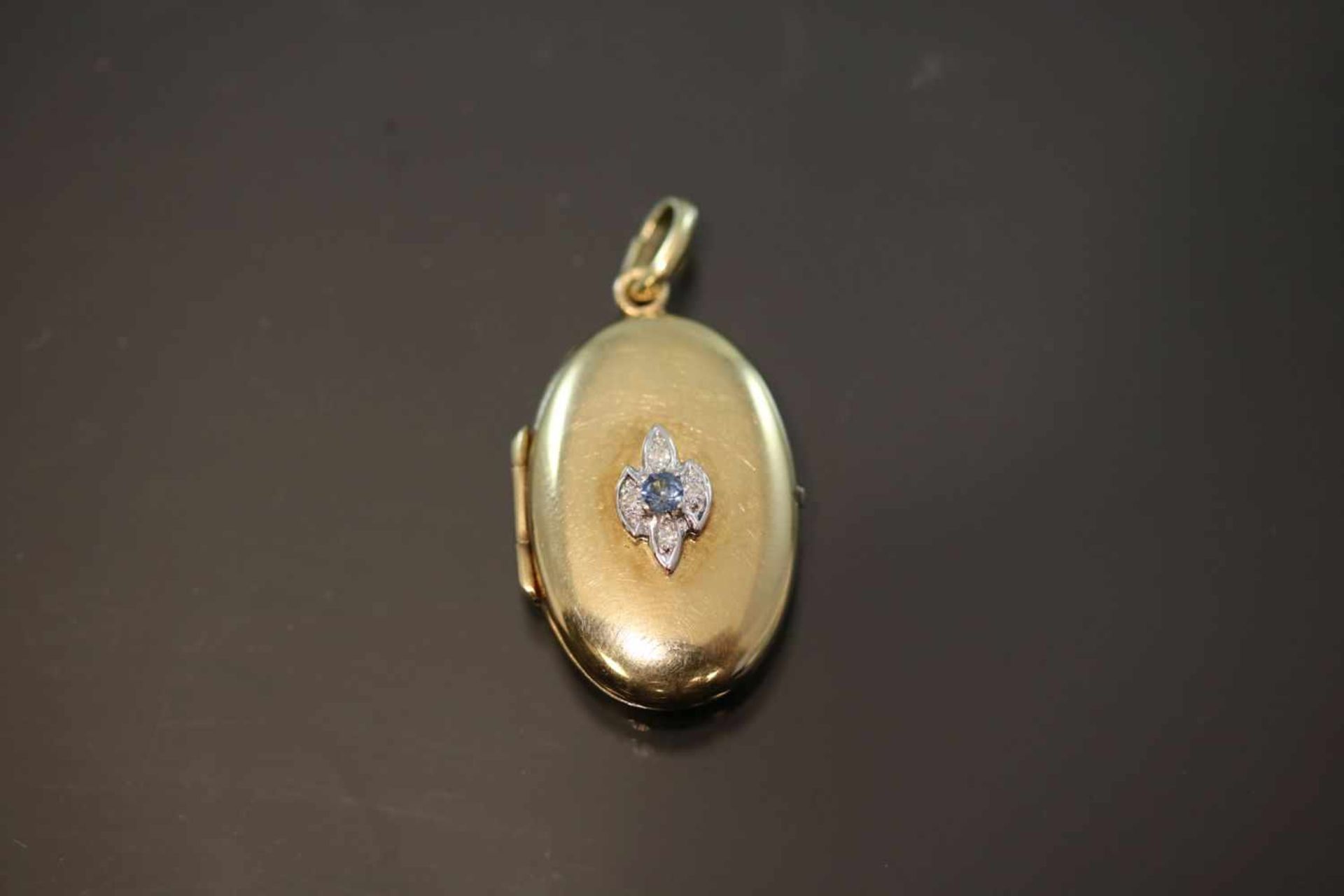 Saphir-Diamant-Medaillon, 585 Gelbgold4,3 Gramm 4 Diamanten, 0,04 ct., w/si. Breite: 1,5 cm,