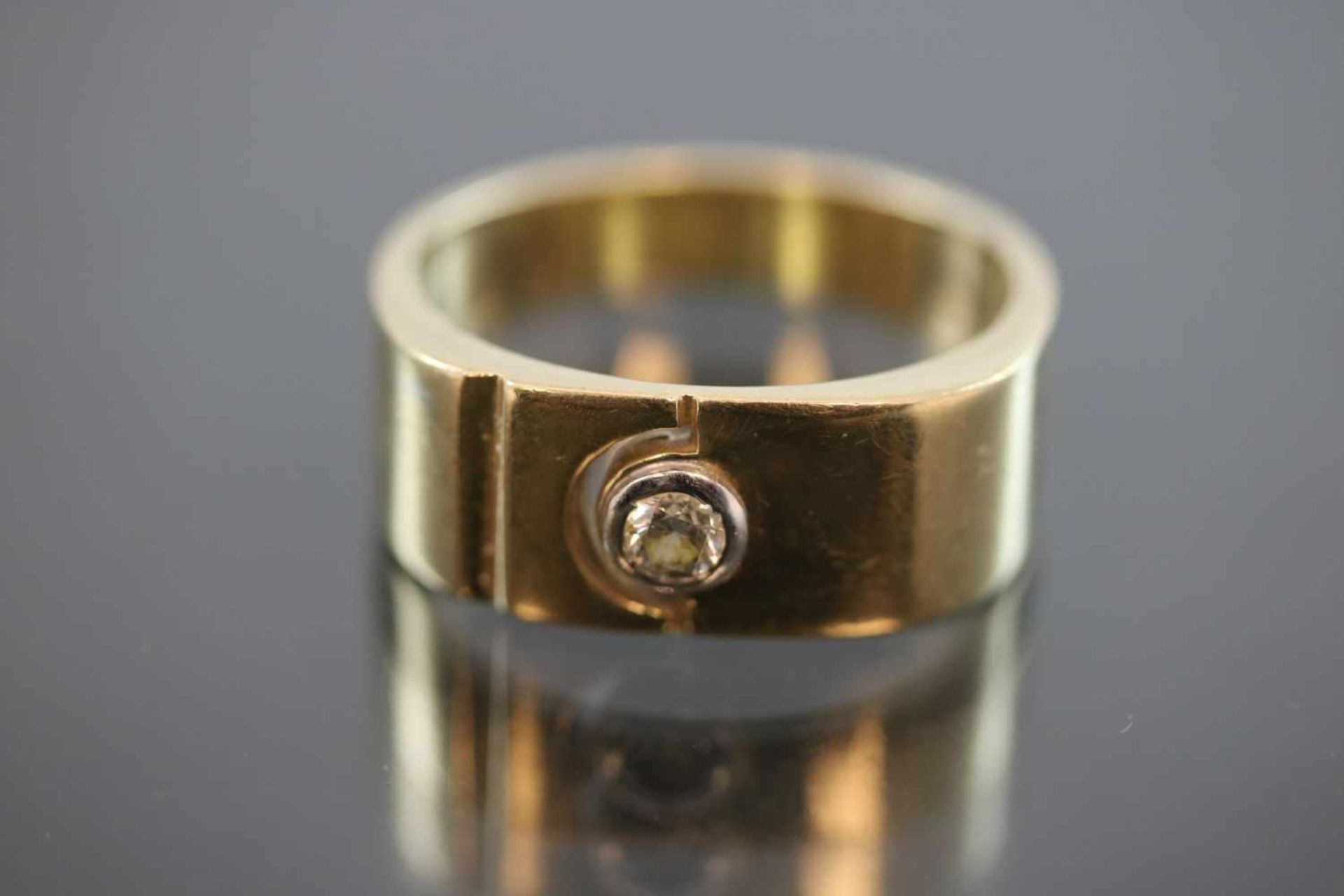 Brillant-Herrenring, 585 Gold18,4 Gramm 1 Brillant, 0,25 ct., c/p1. Ringgröße: 75Schätzpreis: 2200,-