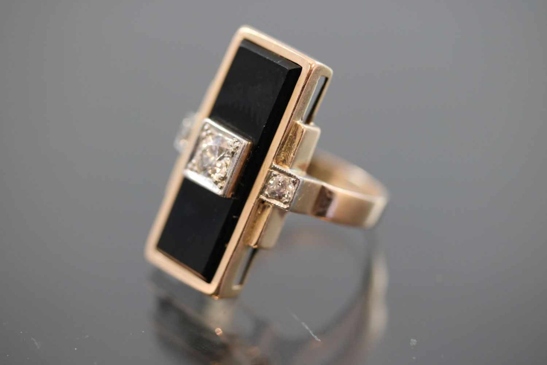 Onyx-Diamant-Ring, 585 Gelbgold6,60 Gramm 3 Diamanten, 0,30 ct., w/si. Ringgröße: 52- - -25.00 % - Bild 2 aus 3