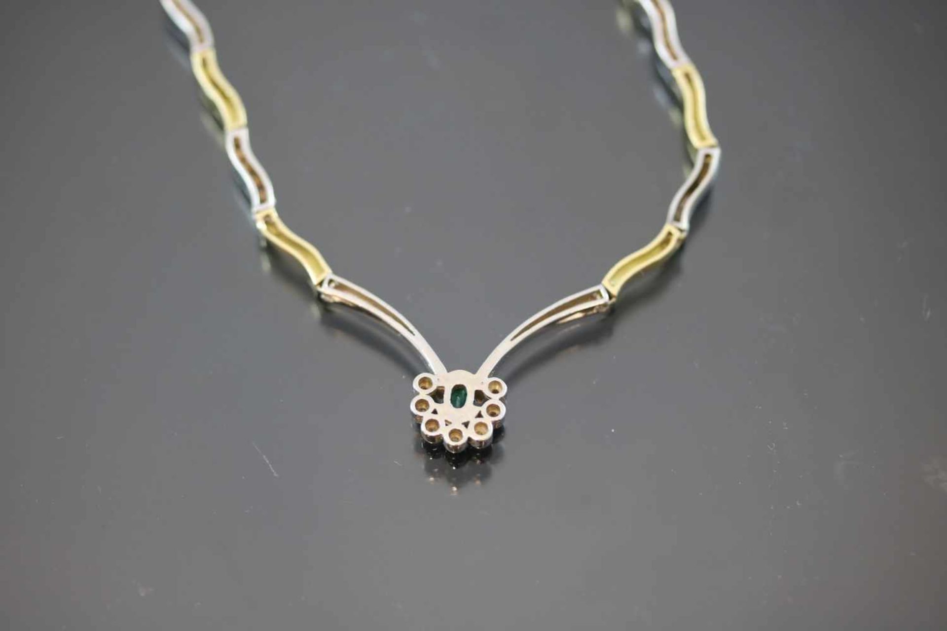 Smaragd-Brillant-Collier, 750 Gold25,5 Gramm 30 Brillanten, 0,30 ct., c/p1. Länge: 45 cm - Bild 2 aus 3