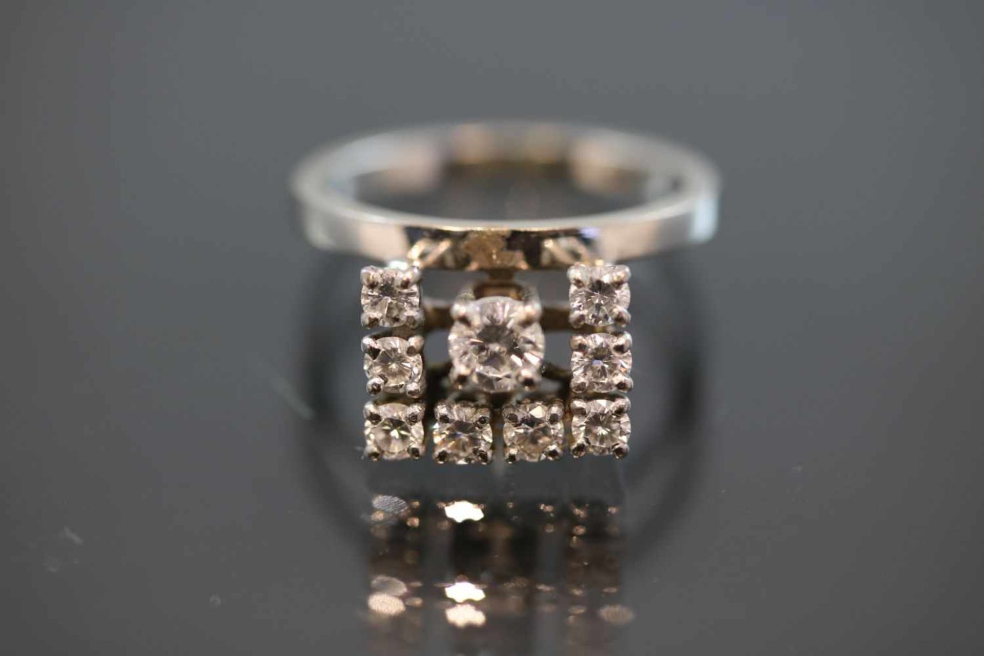 Brillant-Ring, 750 Weißgold4,80 Gramm 9 Brillanten, 0,81 ct., tw/vsi. Ringgröße: 53Schätzpreis: