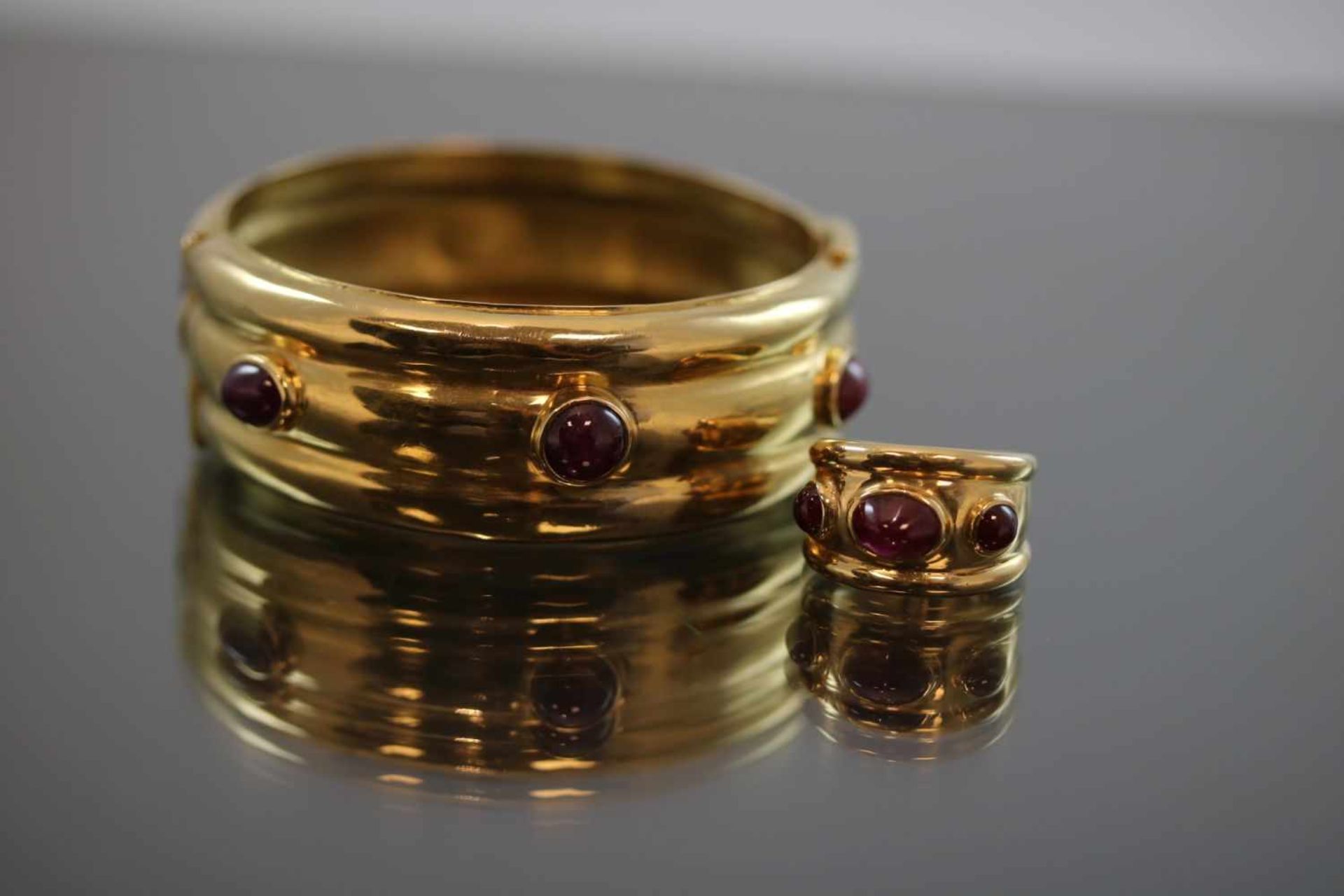 Rubin-Set, 750 Gelbgold76,1 Gramm 9 Rubine, Ringgröße: 57Set bestehend aus Armreif und Ring.- - -