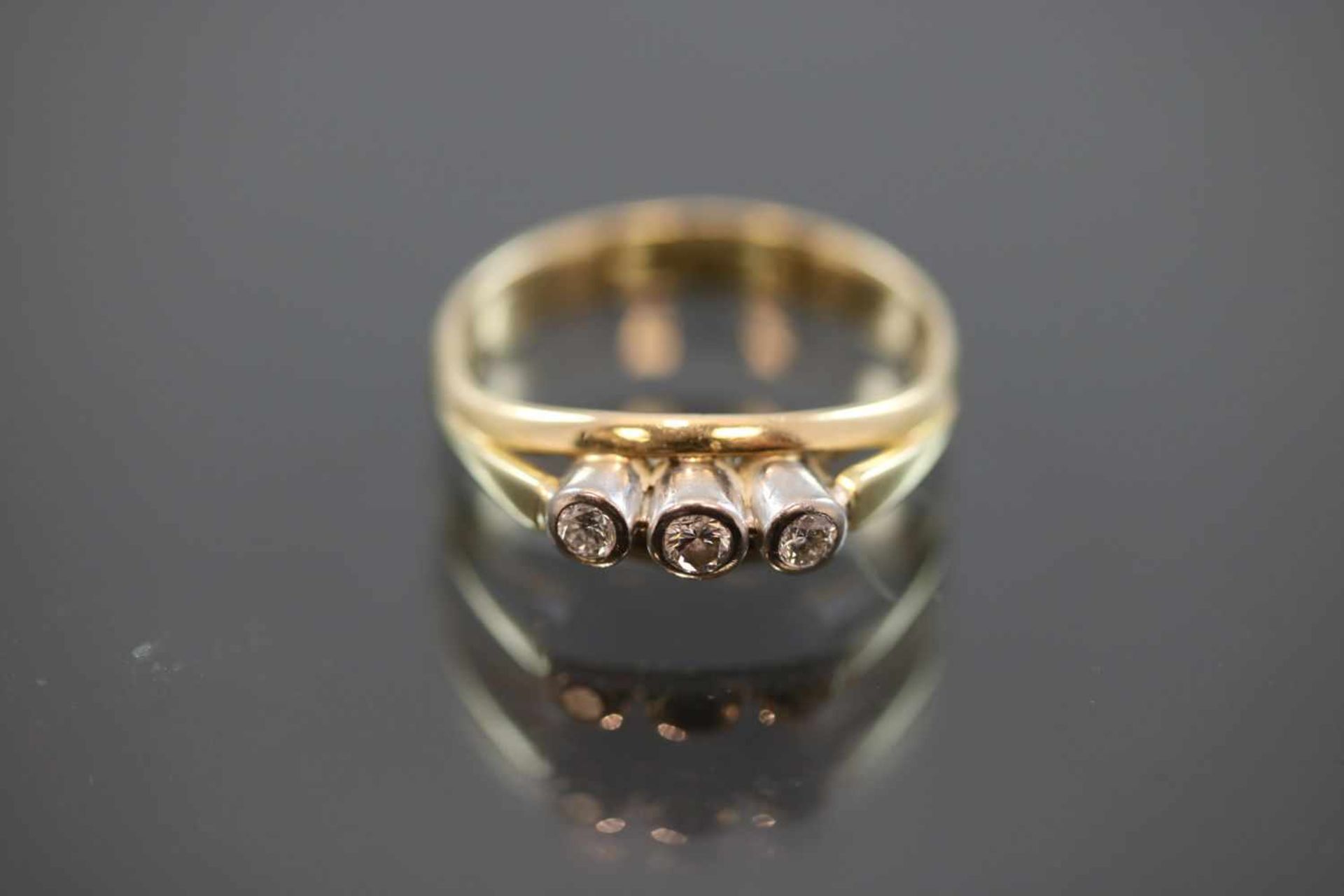 Brillant-Ring, 585 Gold3,2 Gramm 3 Brillanten, 0,12 ct., w/si. Ringgröße: 50Schätzpreis: