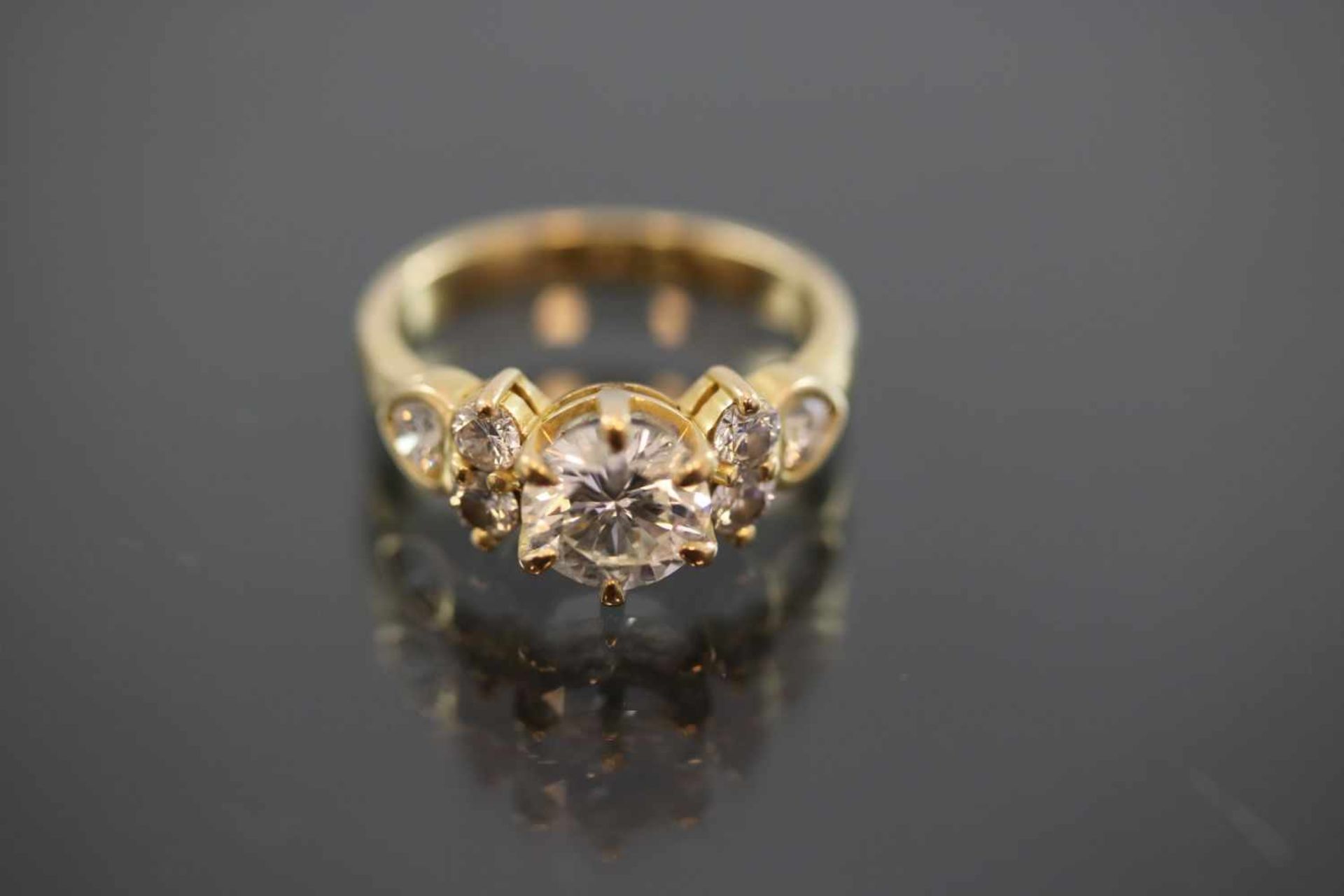 Brillant-Ring, 750 Gold5,37 Gramm 1 Brillant, 1,35 ct., tw/vvsi. Ringgröße: 53Schätzpreis: 15000,- -