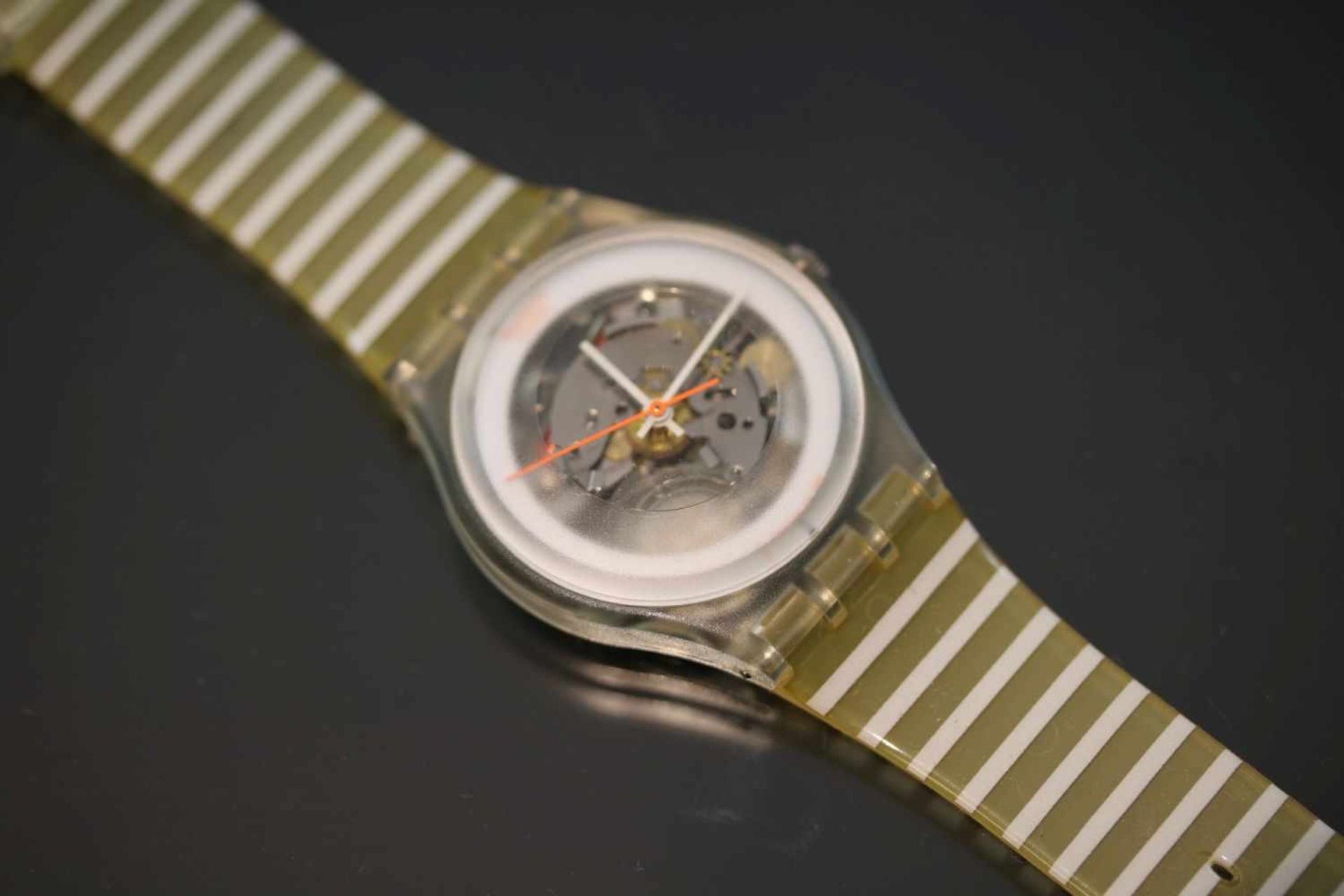 Swatch & Art-Uhr Quartz-Werk Silikon-Band Gehäusedurchmesser: 34 mm- - -25.00 % buyer's premium on