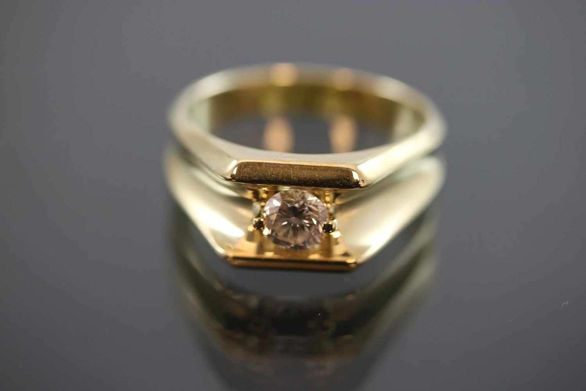 Brillant-Herrenring, 585 Gold12,6 Gramm 1 Brillant, 0,86 ct., tc/si. Ringgröße: 70Schätzpreis: