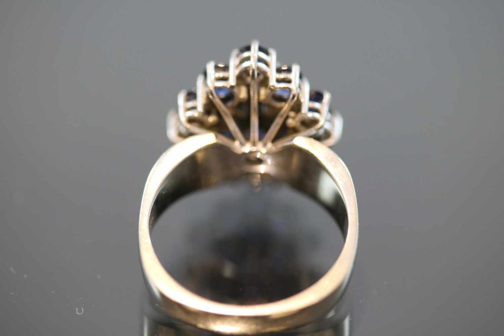 Saphir-Ring, 750 Weißgold9,8 Gramm Ringgröße: 5519 Saphire.- - -25.00 % buyer's premium on the - Bild 3 aus 3