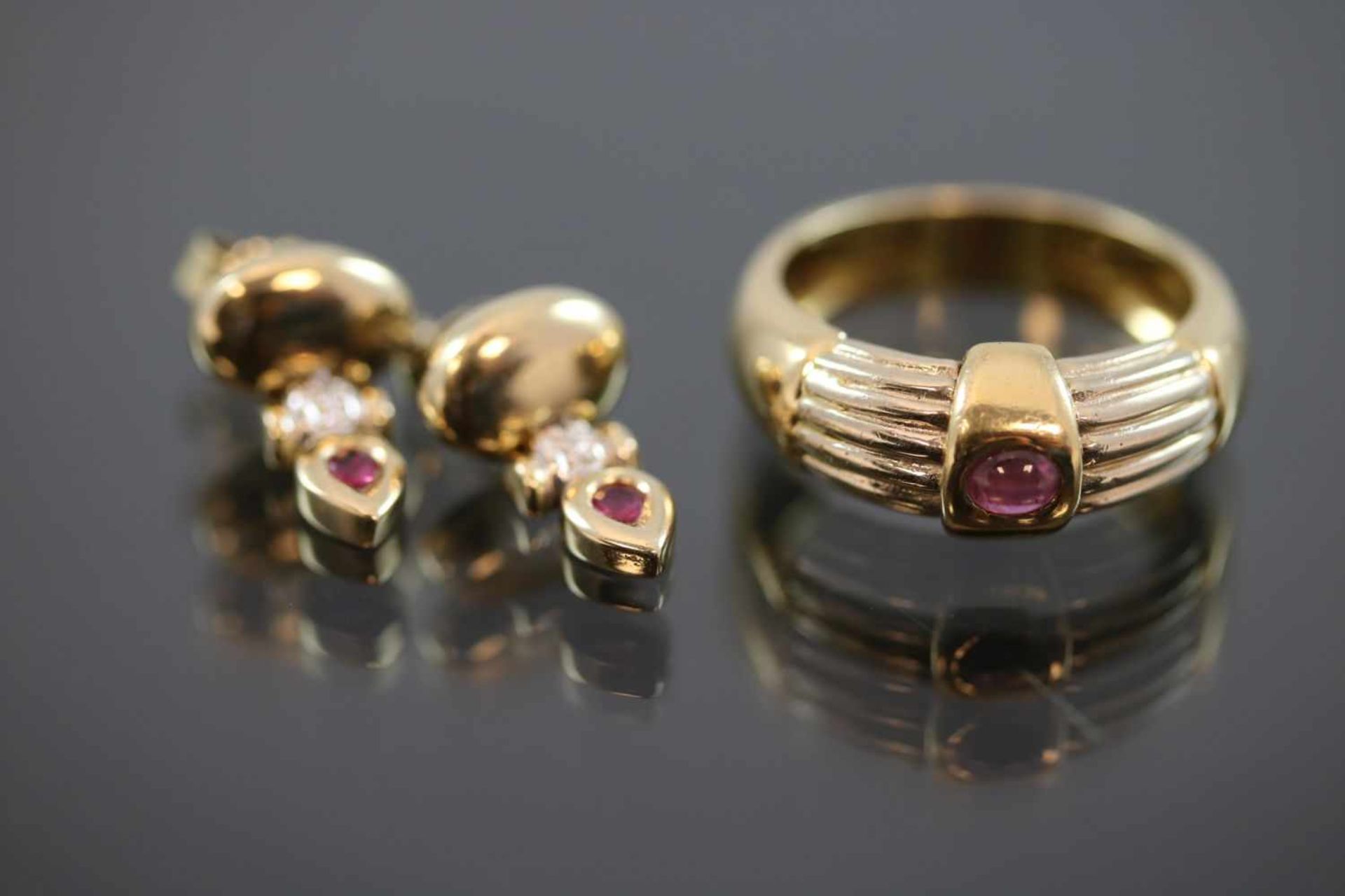 Rubin-Diamant-Set, 750/585 Gelbgold10,1 Gramm 2 Diamanten, 0,02 ct., w/si. Ringgröße: 54Schätzpreis:
