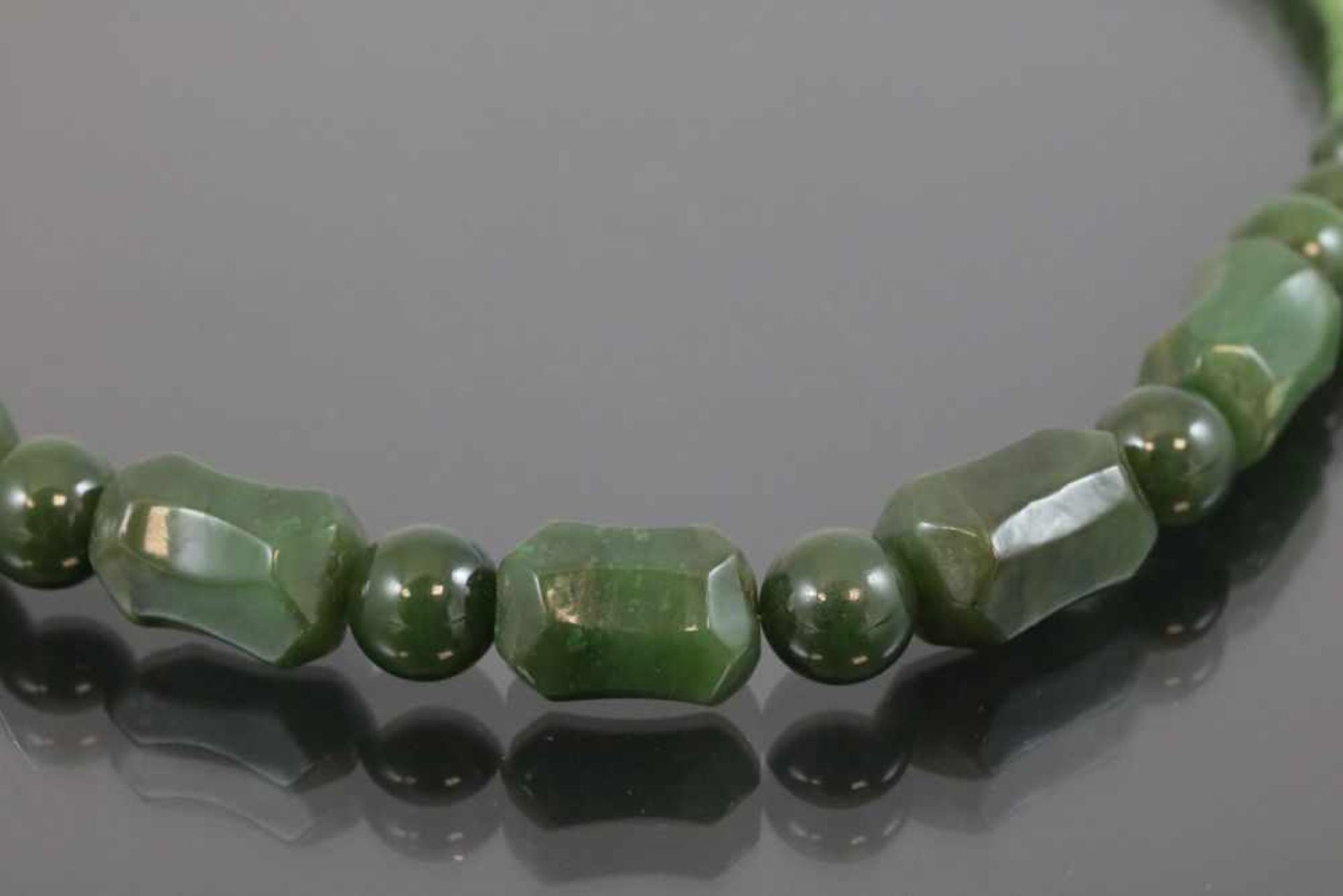 Jade-Kette, Verschluß vergoldet50 Gramm Länge: 46 cm - - -25.00 % buyer's premium on the hammer