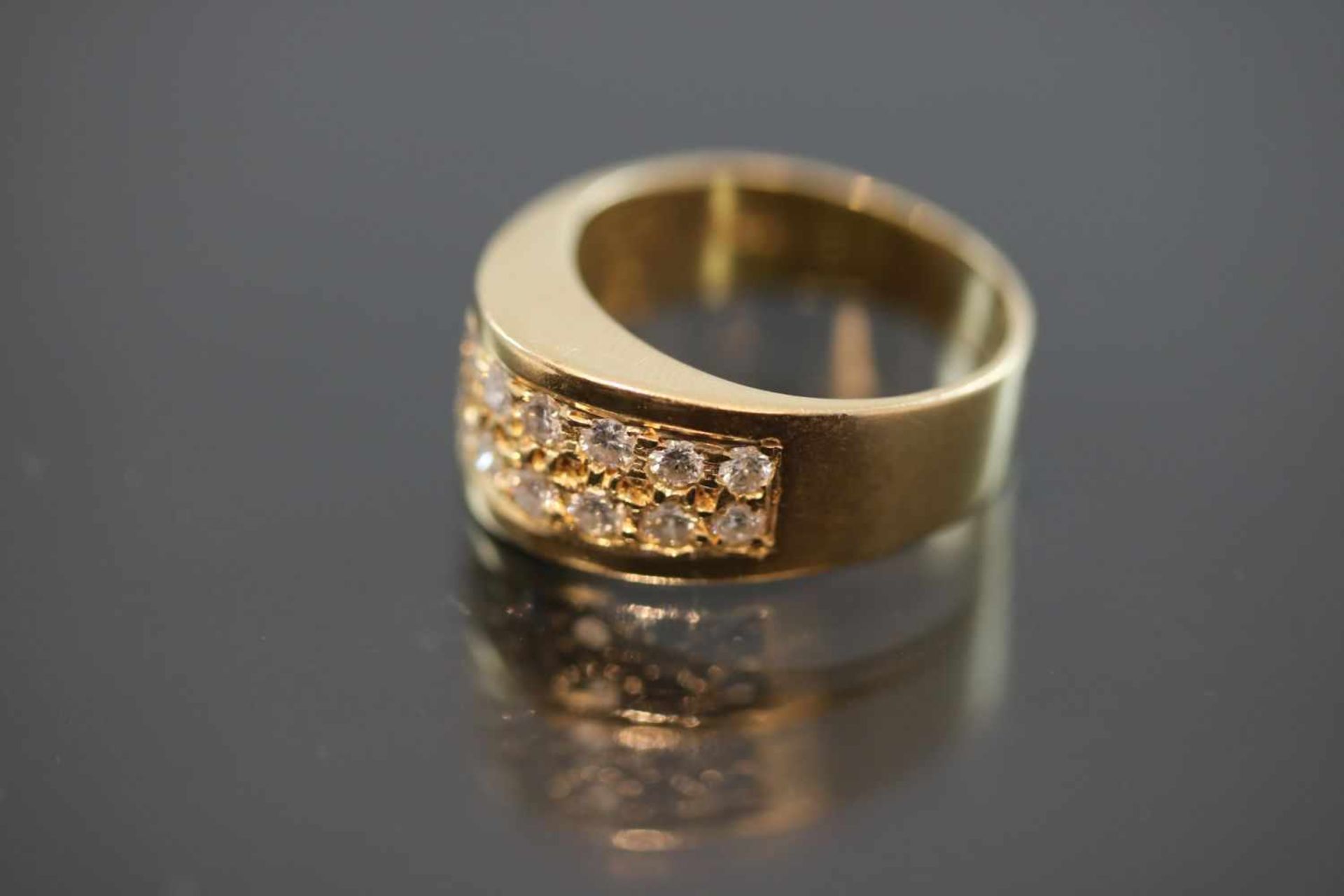 Brillant-Ring, 750 Gelbgold4,2 Gramm 18 Brillanten, 0,9 ct., w/si. Ringgröße: 48Schätzpreis: - Bild 2 aus 3