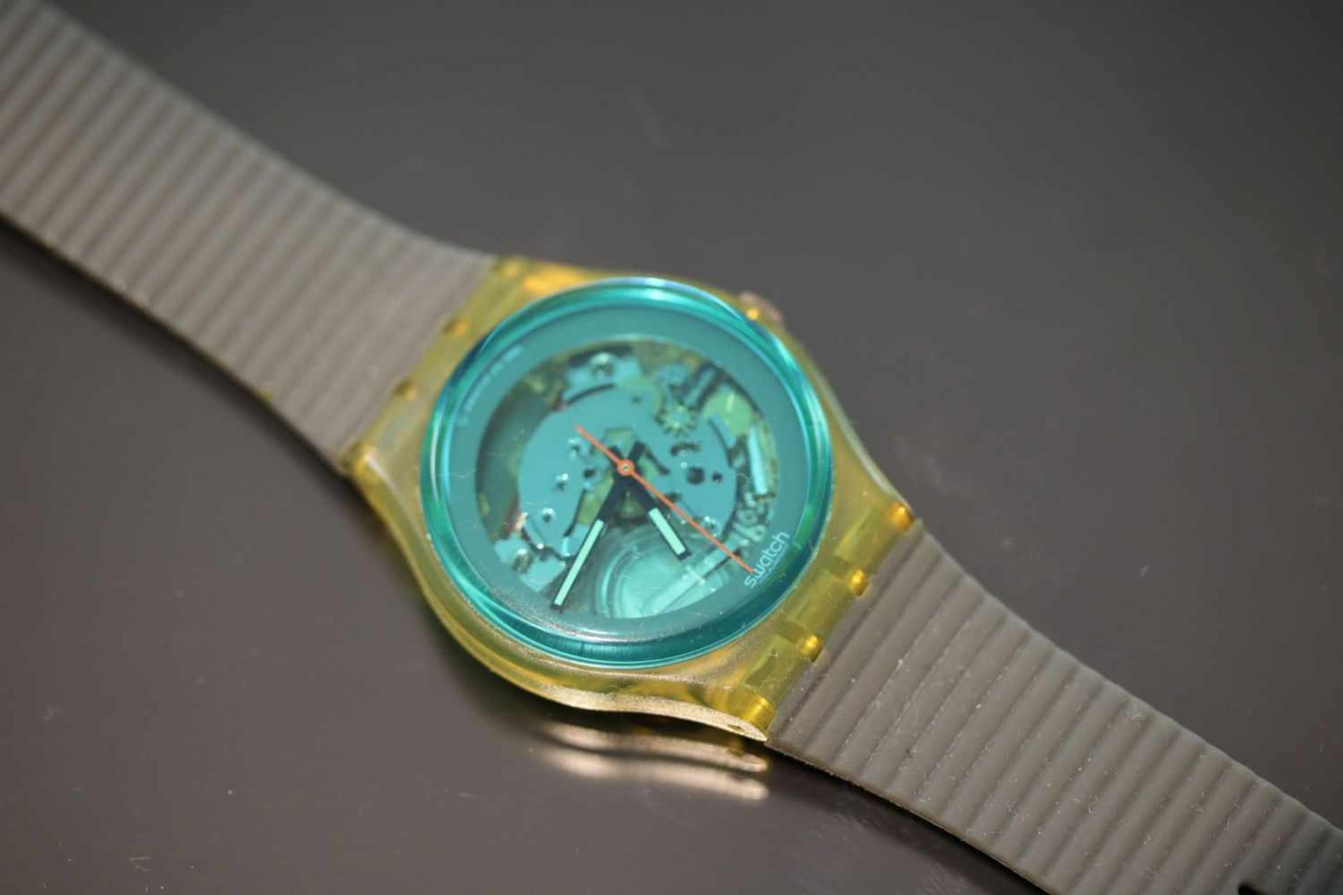 Swatch & Art-Uhr Quartz-Werk Silikon-Band Gehäusedurchmesser: 34 mm- - -25.00 % buyer's premium on