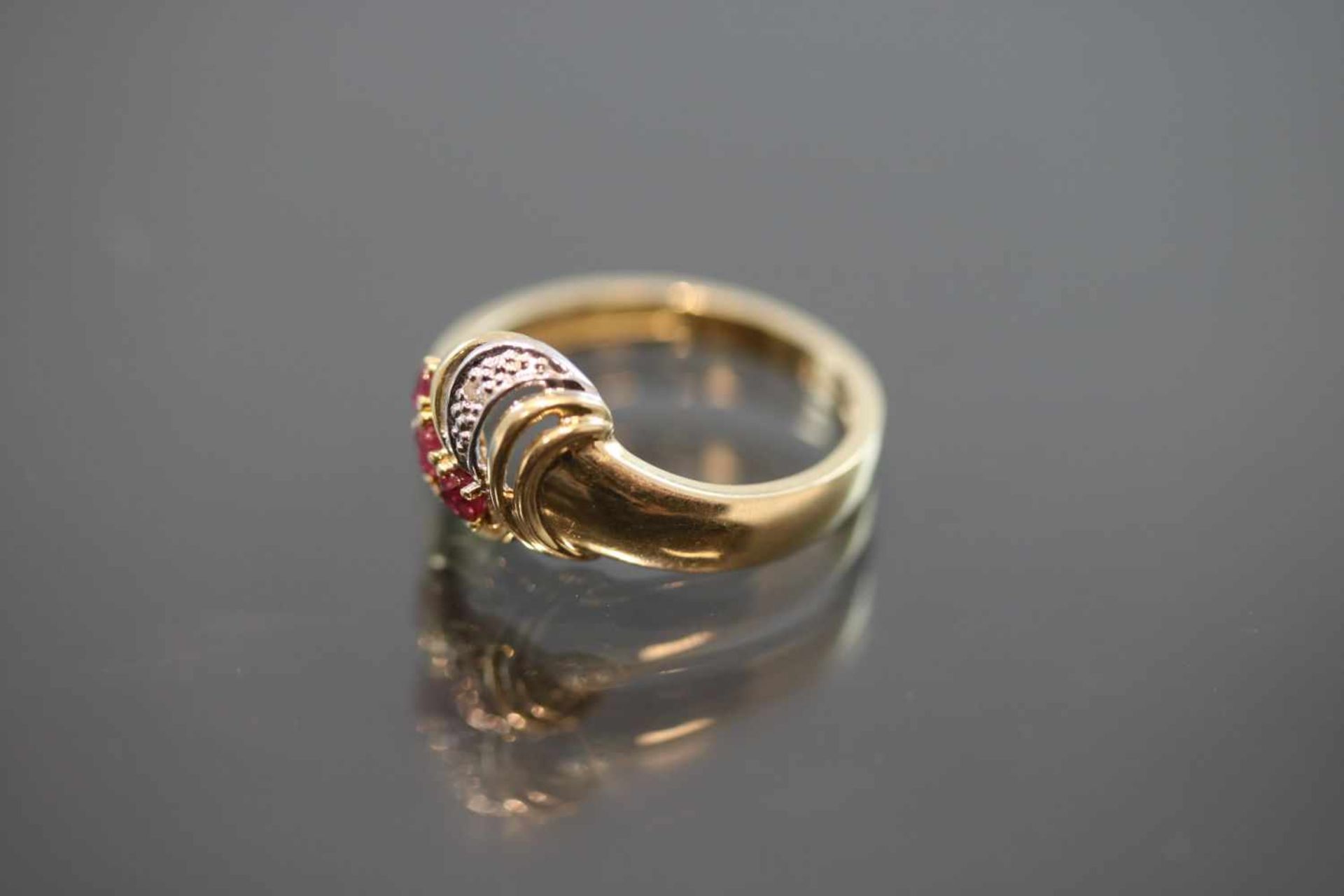 Rubin-Diamant-Ring, 585 Gold2,7 Gramm 1 Diamant, 0,02 ct., w/si. Ringgröße: 52Schätzpreis: 400,- - - - Bild 2 aus 3