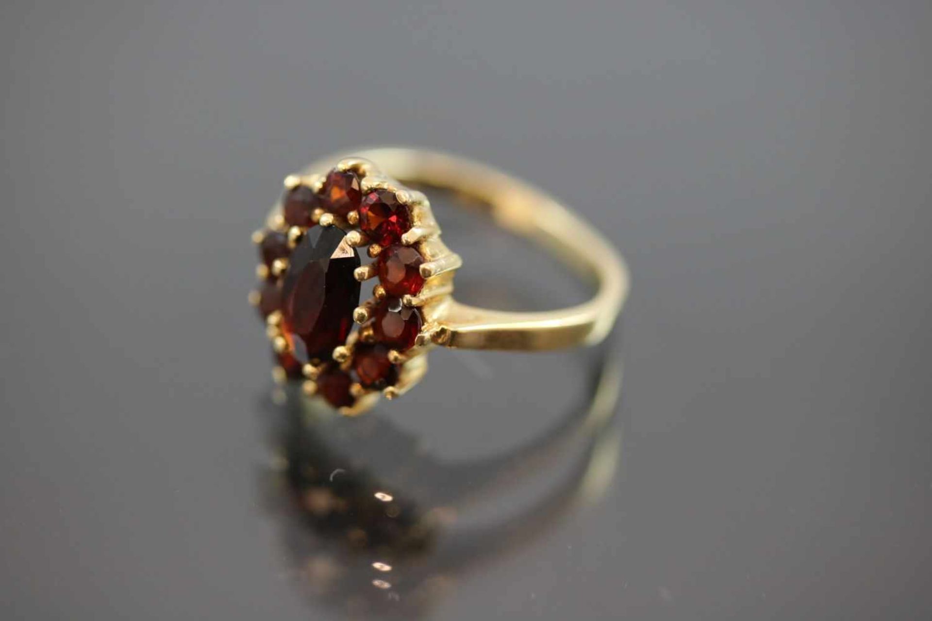 Granat-Ring, 750 Gold4,1 Gramm Ringgröße: 49- - -25.00 % buyer's premium on the hammer price, VAT - Bild 2 aus 3