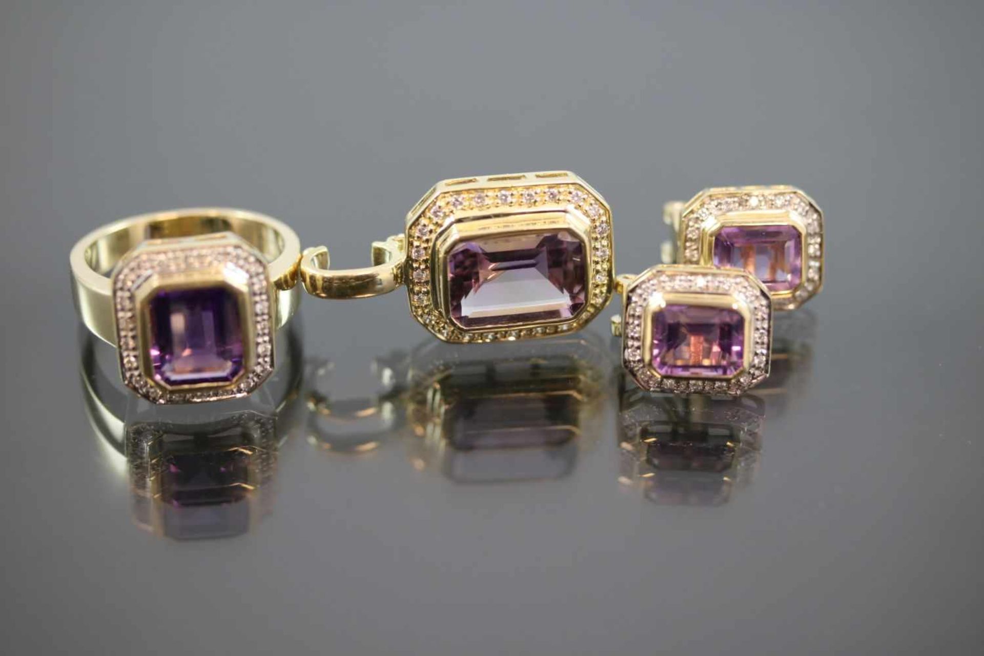 Amethyst-Brillant-Set, 585 Gelbgold25,2 Gramm Brillanten, ca.1 ct., w/si. Ringgröße: 64Set besteht