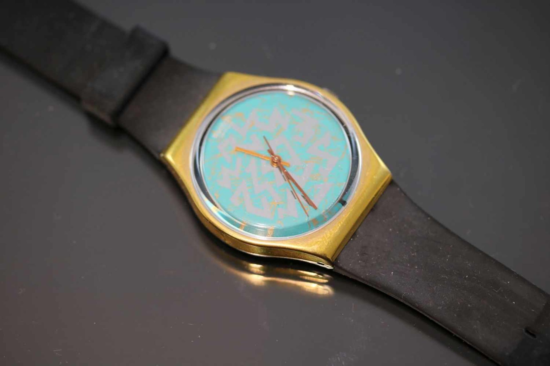 Swatch & Art-Uhr Quartz-Werk Silikon-Band Gehäusedurchmesser: 34 mm- - -25.00 % buyer's premium on