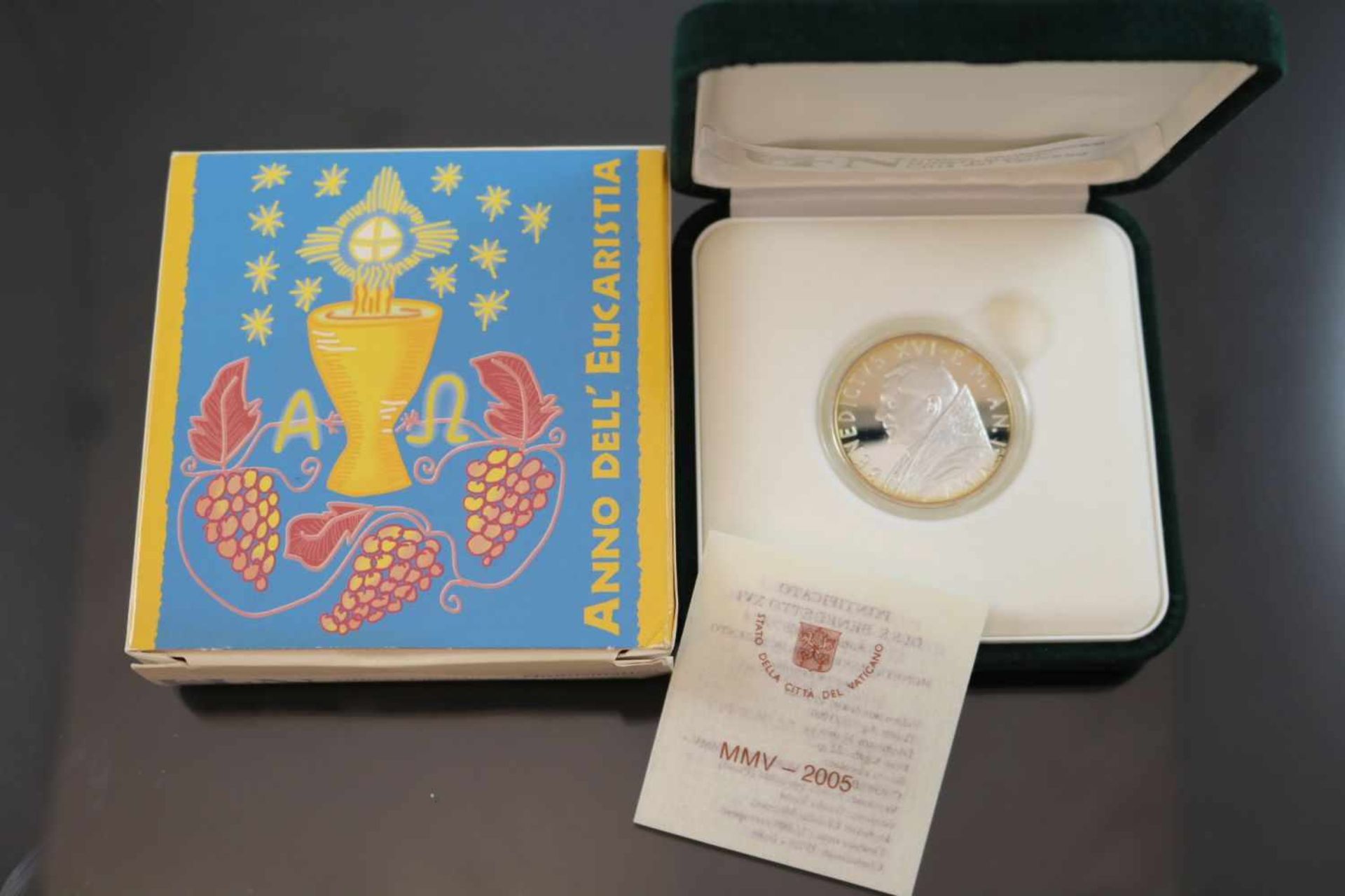 10 Euro 2005 VatikanMaterial: 925 SilberPrägebuchstabe: RGewicht: 22 Gramm Größe: 34 mm Papst