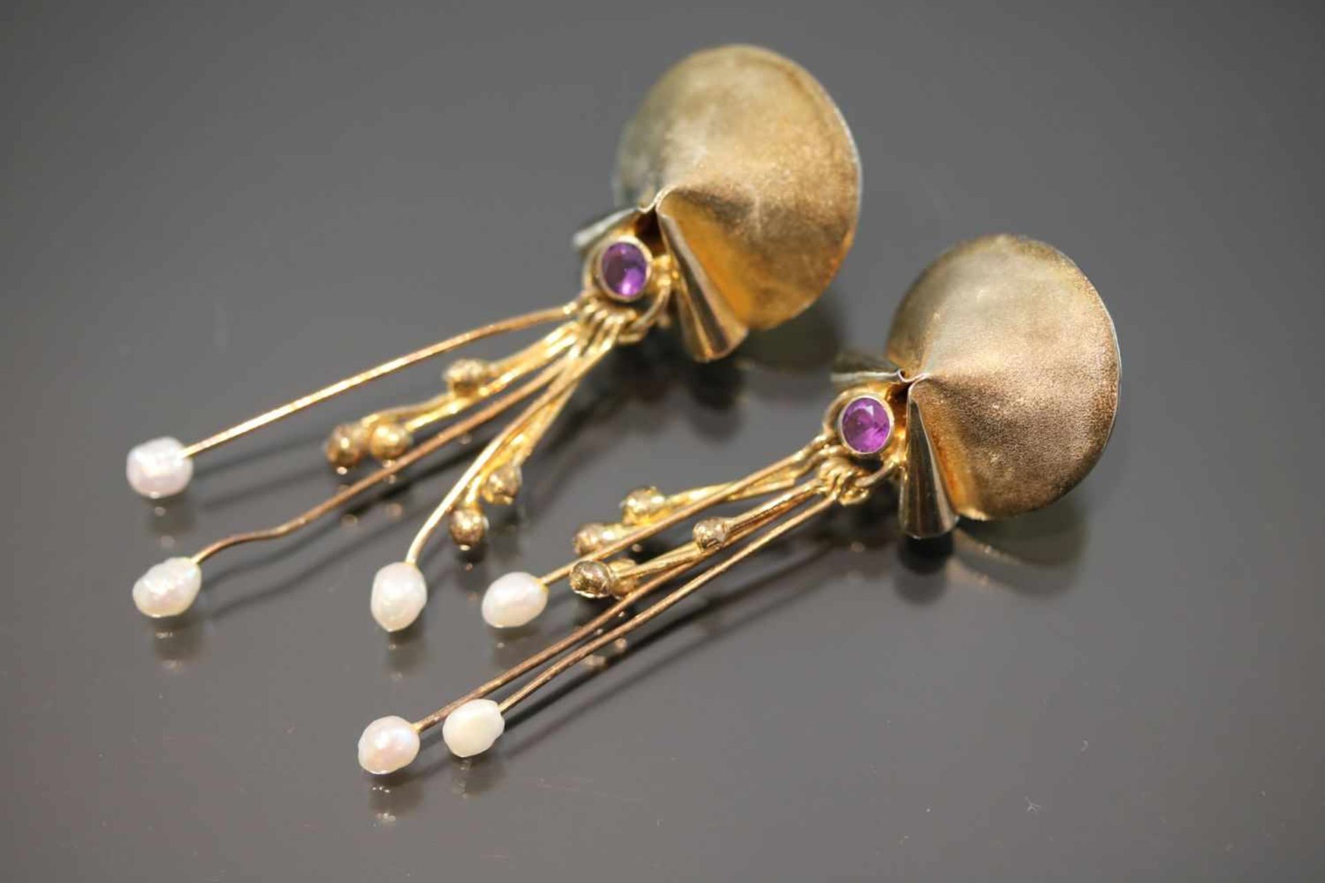 Amethyst-Perl-Ohrhänger, Silber vergoldet16,3 Gramm 2 Amethyste, Länge: 5 cm Schätzpreis: