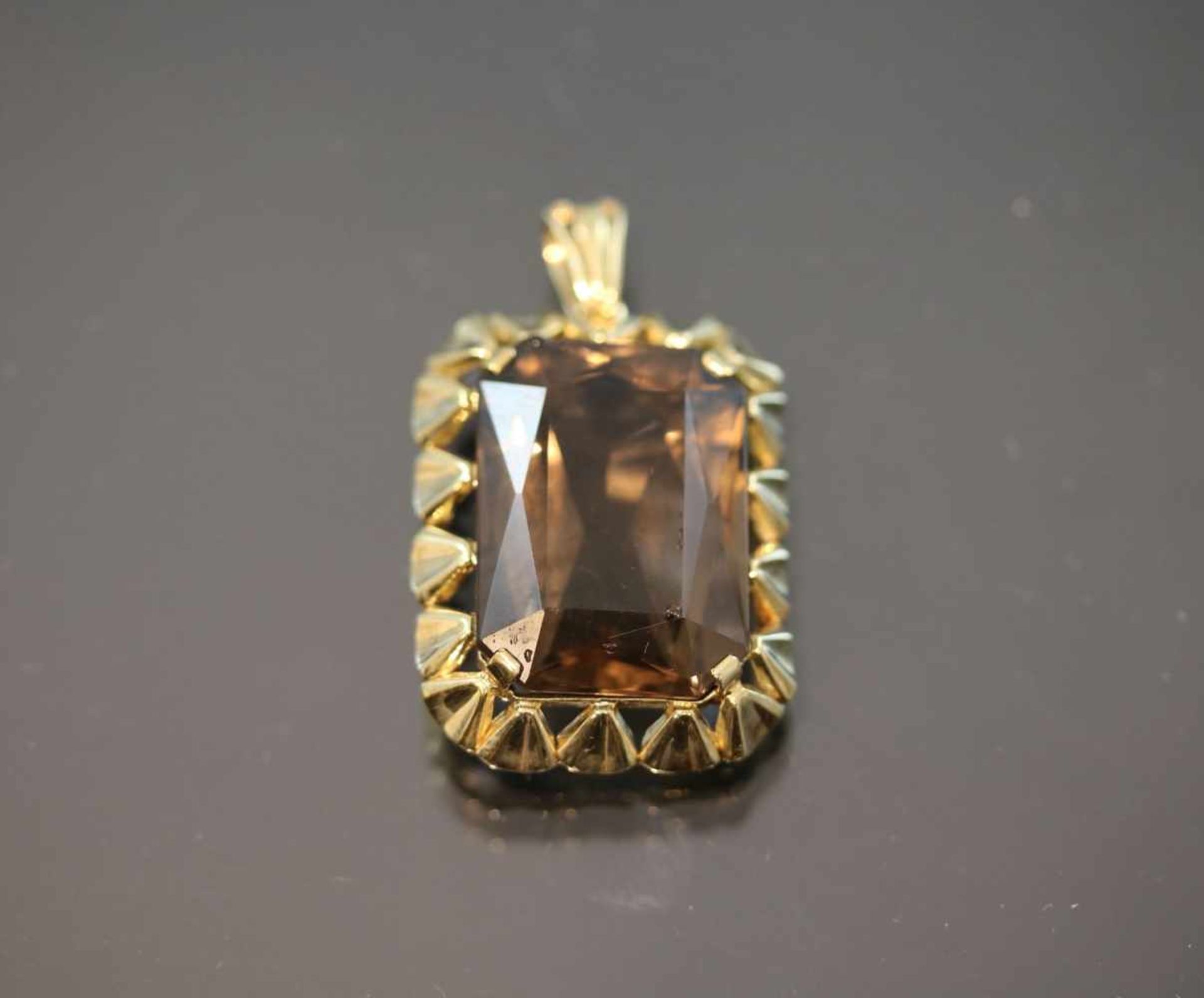 Rauchquarz-Anhänger, 585 Gold11,7 Gramm Breite: 2,3 cm, Länge: 3,1 cm Schätzpreis: 1400,- - - -25.00