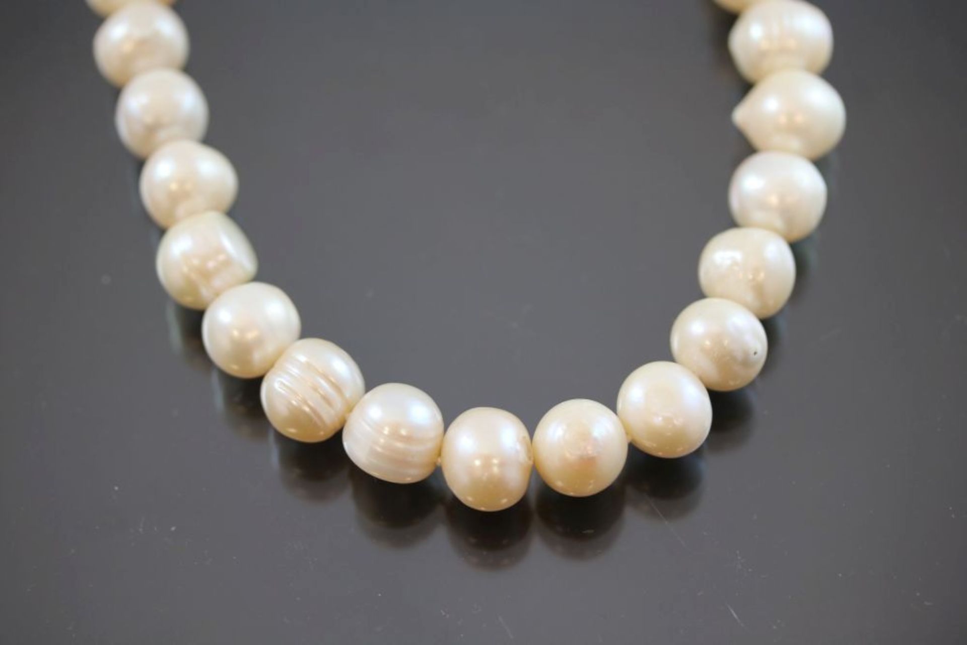 Perlenkette, Magnetschließe91,3 Gramm Perlen, Länge: 45 cm Perlendurchmesser: 12mm- - -25.00 % - Bild 2 aus 3