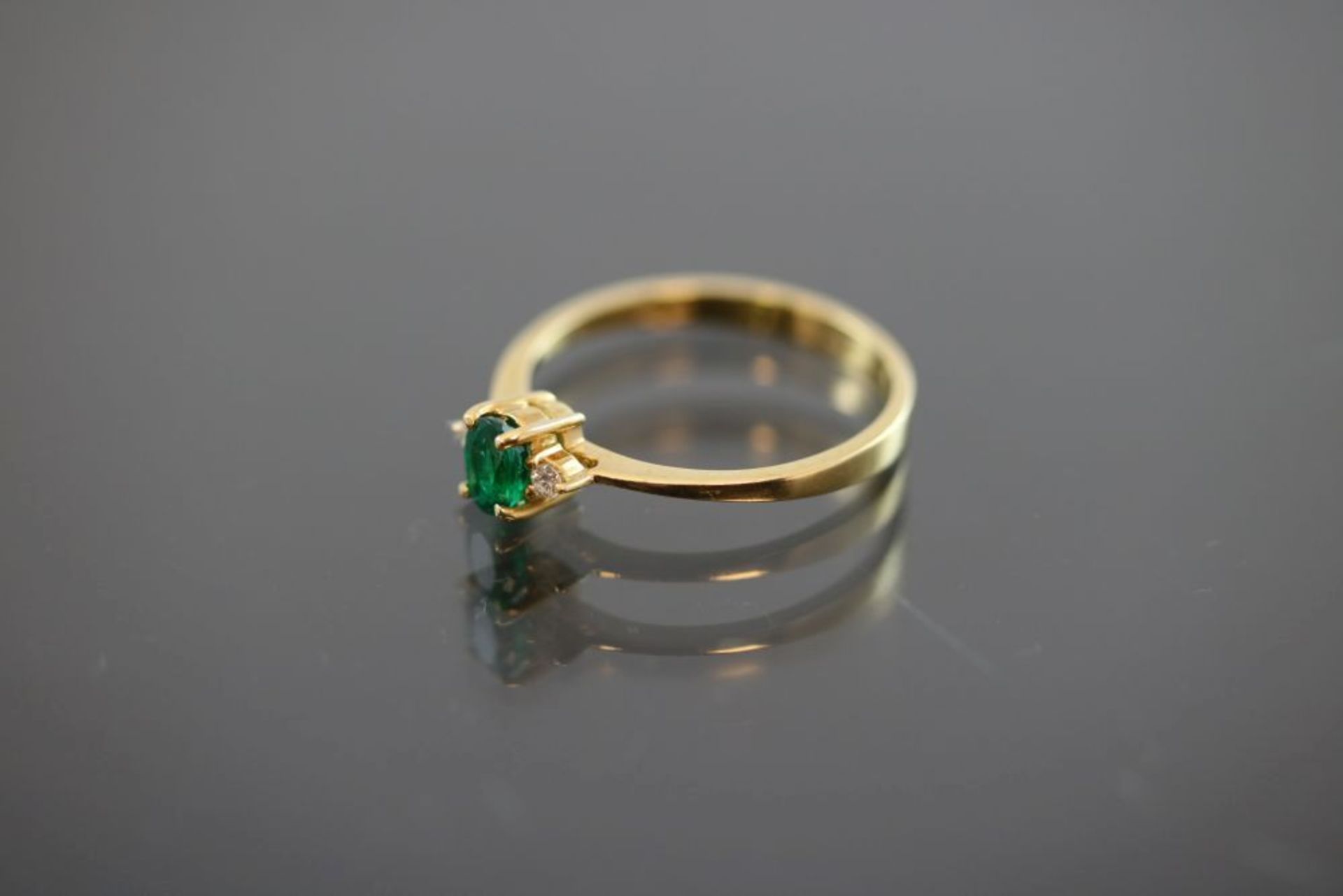 Smaragd-Brillant-Ring, 750 Gold2,2 Gramm 2 Brillanten, 0,04 ct., tw/vsi. Ringgröße: 55Schätzpreis: - Bild 2 aus 3