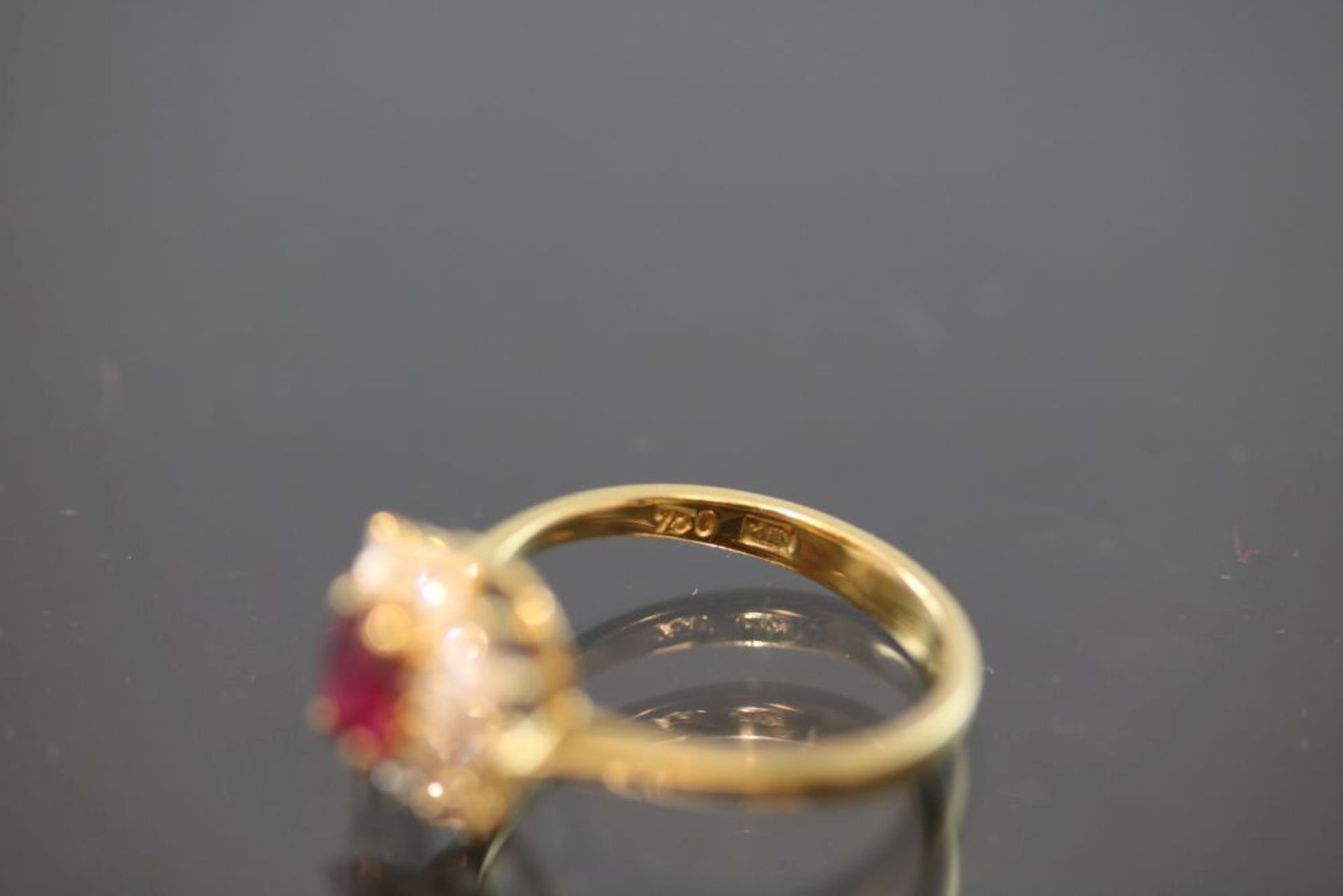 Juwelen-Ring, 750 Gold3,1 Gramm Brillanten/Diamanten, 0,56 ct., tw/if. Ringgröße: 53Rubin 0,45 ct. - Bild 3 aus 3