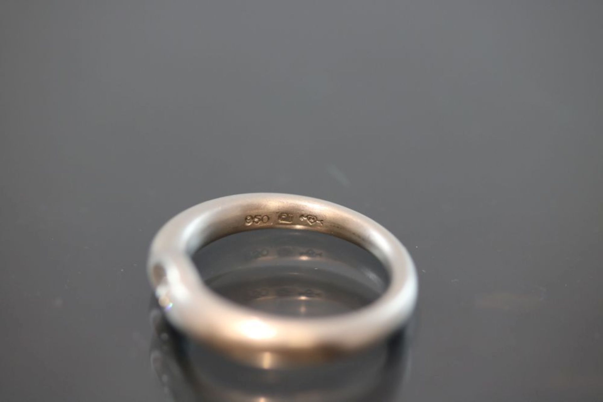 Niessing-Brillant-Ring, 950 Platin10,1 Gramm 1 Brillant, 0,21 ct., river/if. Ringgröße: - Bild 3 aus 3