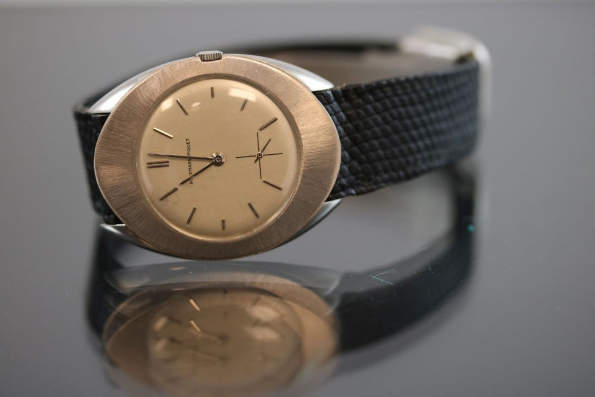 Audemar Piguet ArmbanduhrWerk: HandaufzugBand: Schwarzes LederbandFunktion: SekundenanzeigeGehäuse