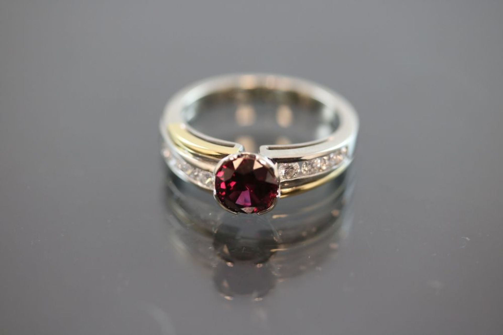 Rubelith-Brillant-Ring, 750 Gold5,4 Gramm Brillanten, 0,35 ct., tw/vsi. Ringgröße: 54Rubelith 1,21