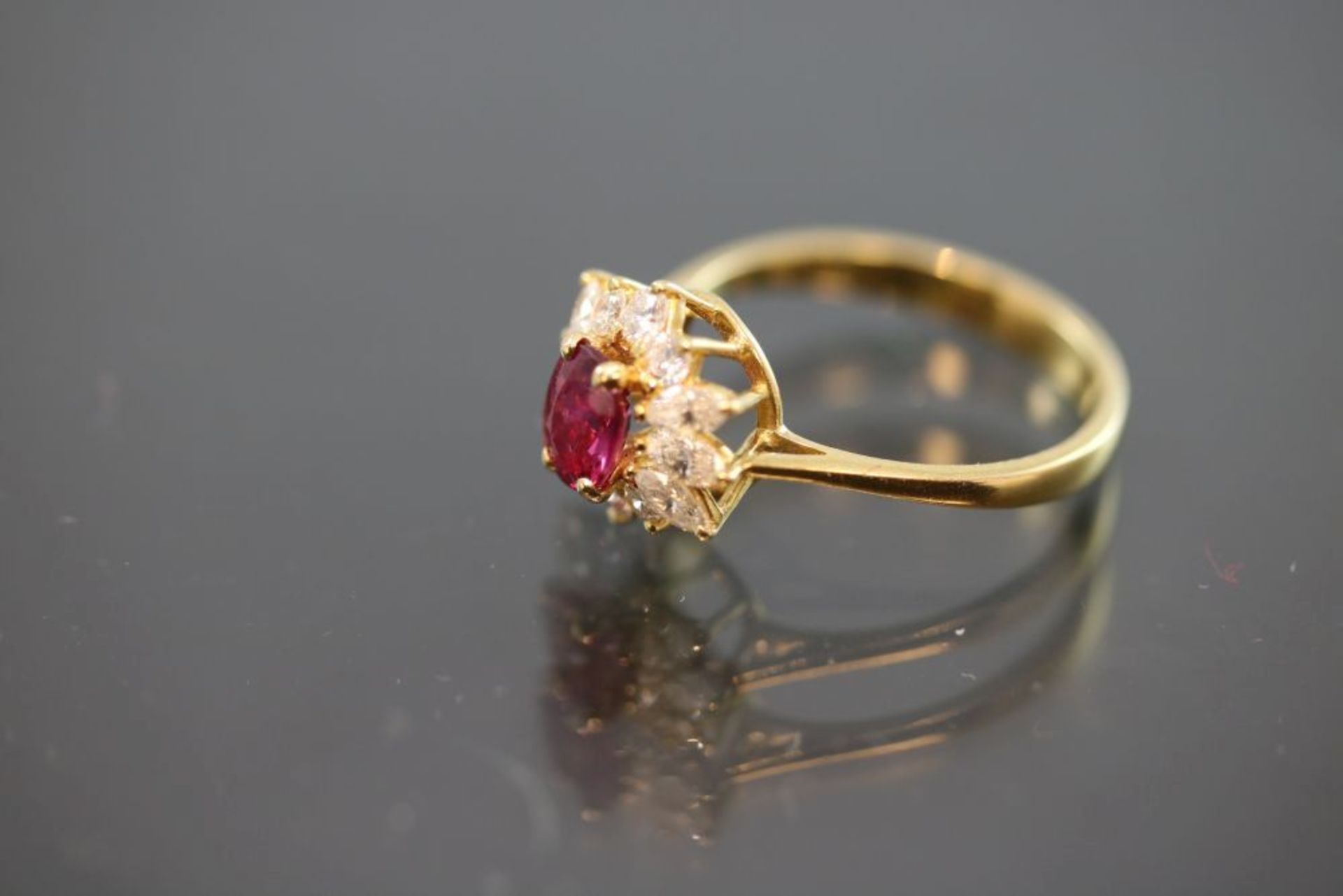 Juwelen-Ring, 750 Gold3,1 Gramm Brillanten/Diamanten, 0,56 ct., tw/if. Ringgröße: 53Rubin 0,45 ct. - Bild 2 aus 3