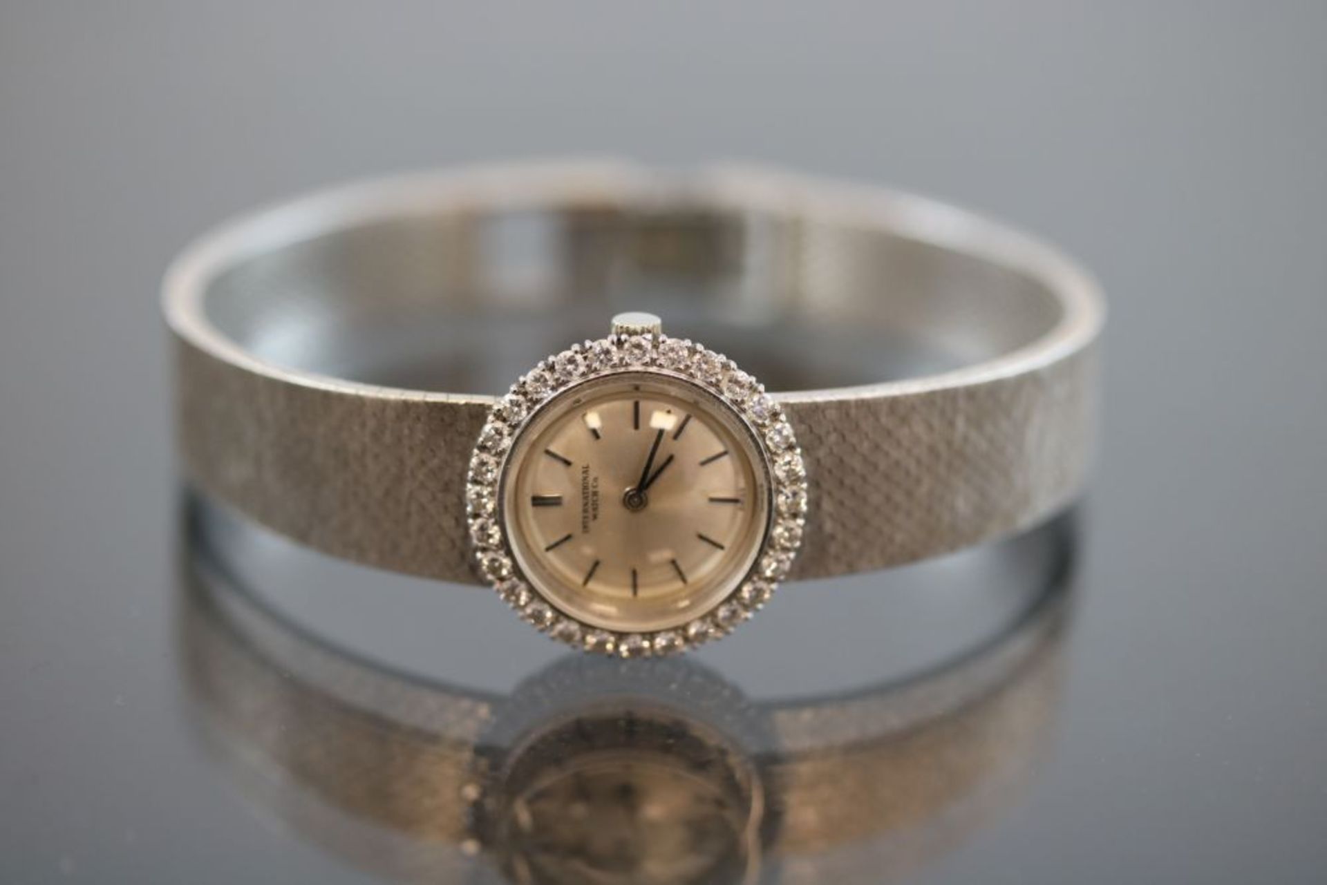 IWC DamenuhrWerk: HandaufzugBand: 750 WeißgoldGehäuse Ø: 2 cm Lünette mit 28 Brillanten, ges. ca.