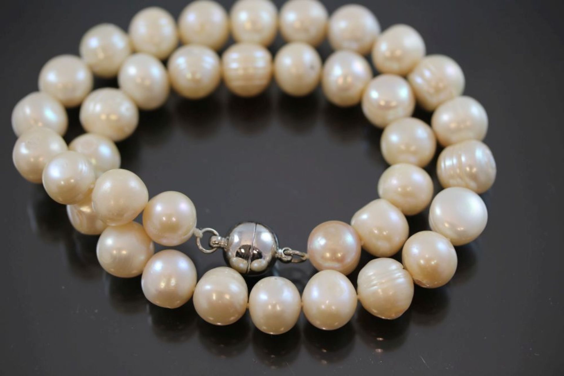 Perlenkette, Magnetschließe91,3 Gramm Perlen, Länge: 45 cm Perlendurchmesser: 12mm- - -25.00 %