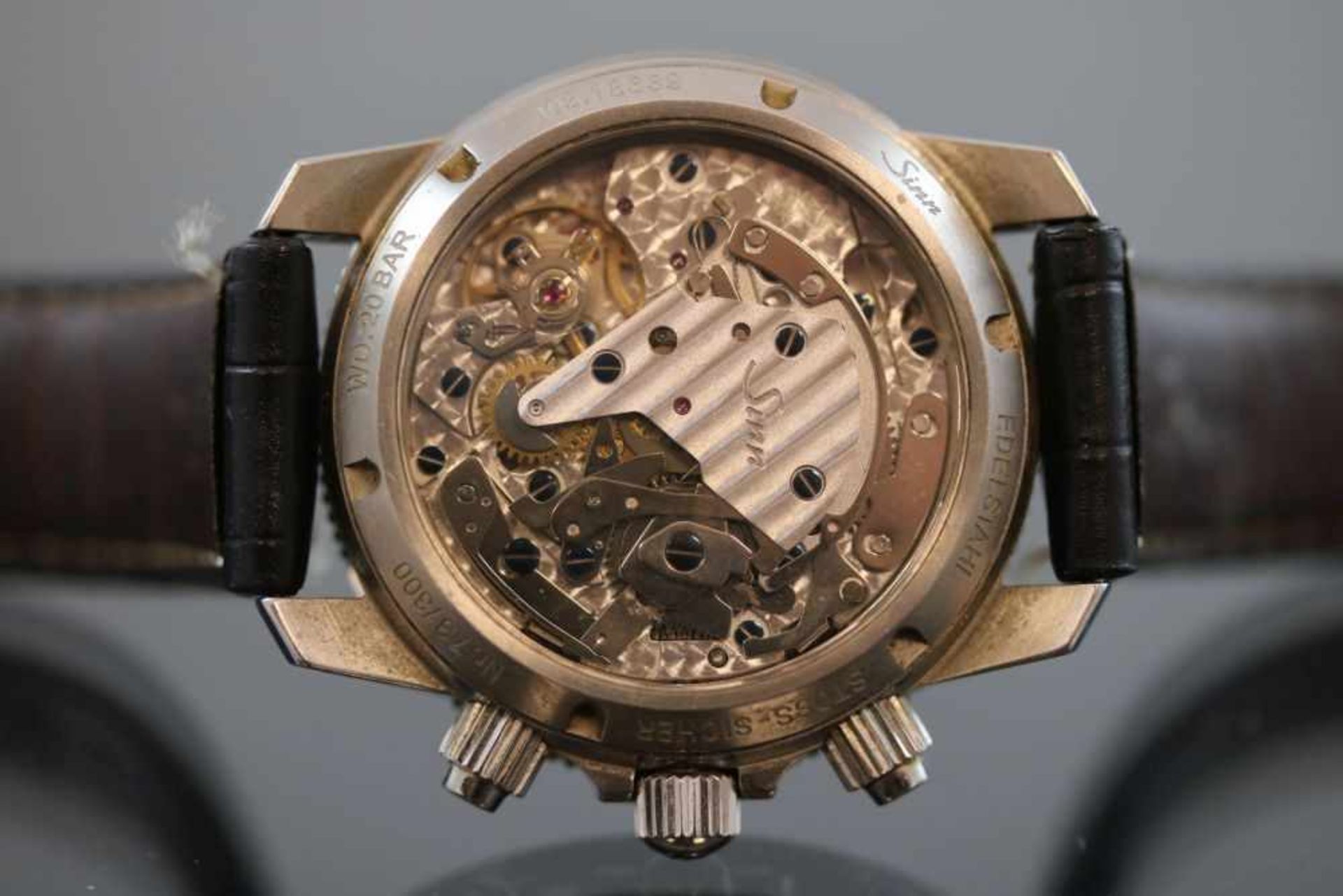 Sinn-ArmbanduhrWerk: HandaufzugBand: Schwarzes LederbandFunktion: Tages-DatumsanzeigerGehäuse Ø: 4,0 - Bild 2 aus 3