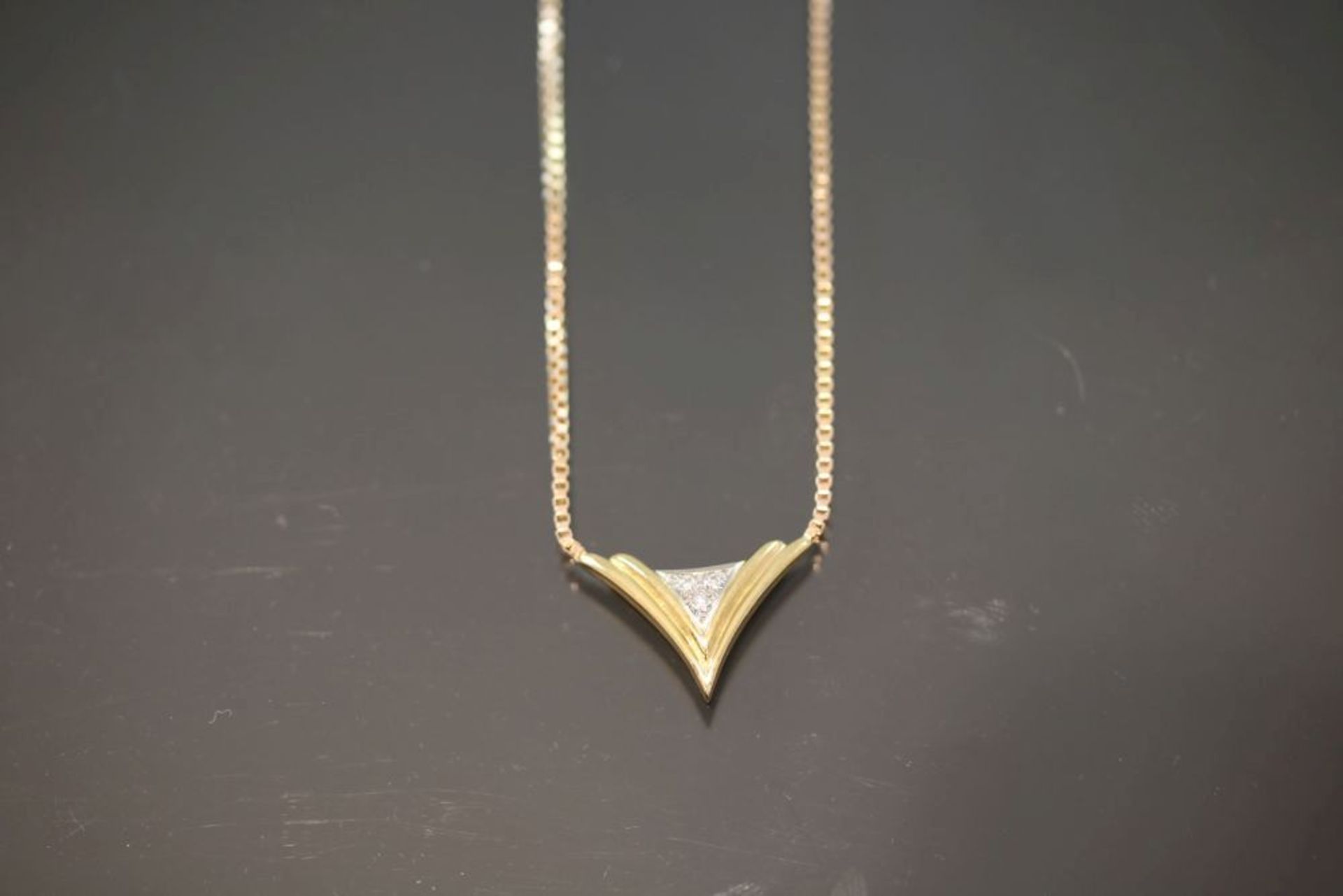 Brillant-Collier, 750 Gelbgold5,4 Gramm 3 Brillanten, 0,09 ct., tw/vsi. Länge: 42,5 cm - - -25.