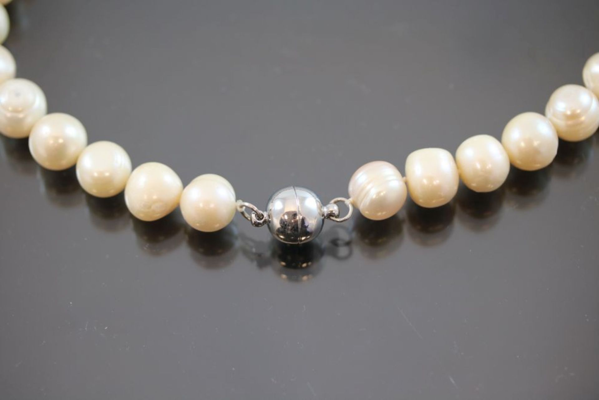 Perlenkette, Magnetschließe91,3 Gramm Perlen, Länge: 45 cm Perlendurchmesser: 12mm- - -25.00 % - Bild 3 aus 3