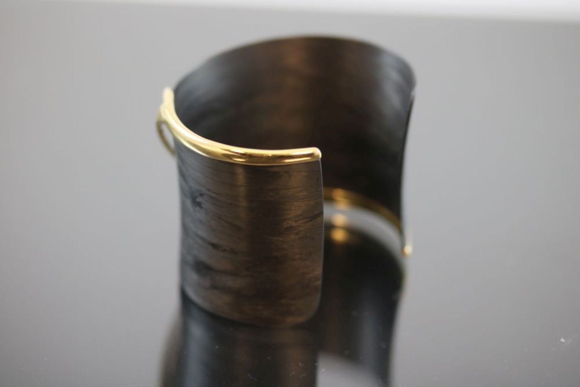 Armreif, Carbon/ Metall vergoldet17,3 Gramm Breite: 4,5 cm, Schätzpreis: 600,- - - -25.00 % buyer' - Image 2 of 3