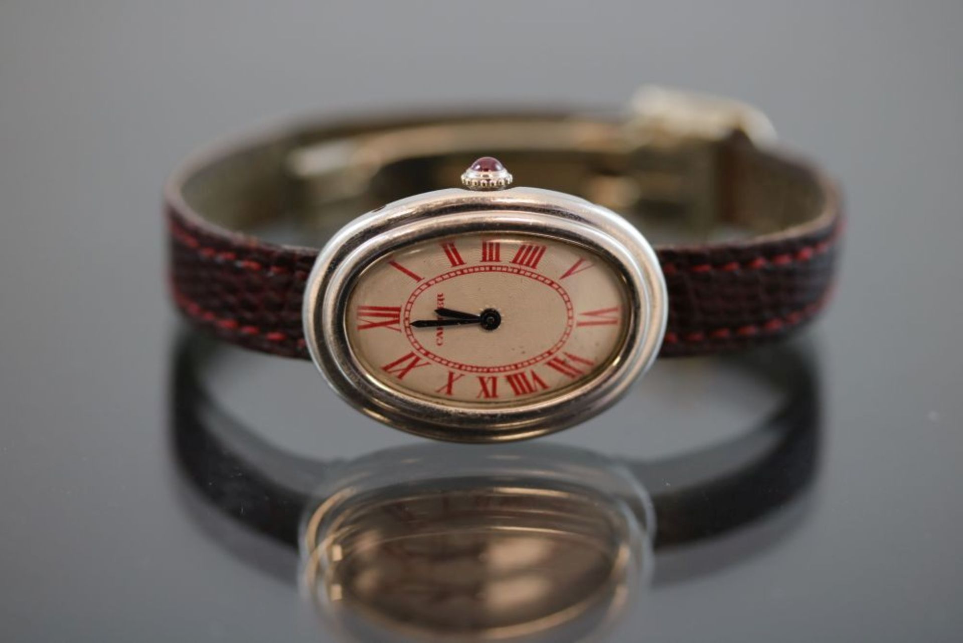 Cartier Baignoire PlatinWerk: HandaufzugBand: Rotes LederbandGehäuse Ø: 2,2 x 2,8 cm Gehäuse-Nr.: