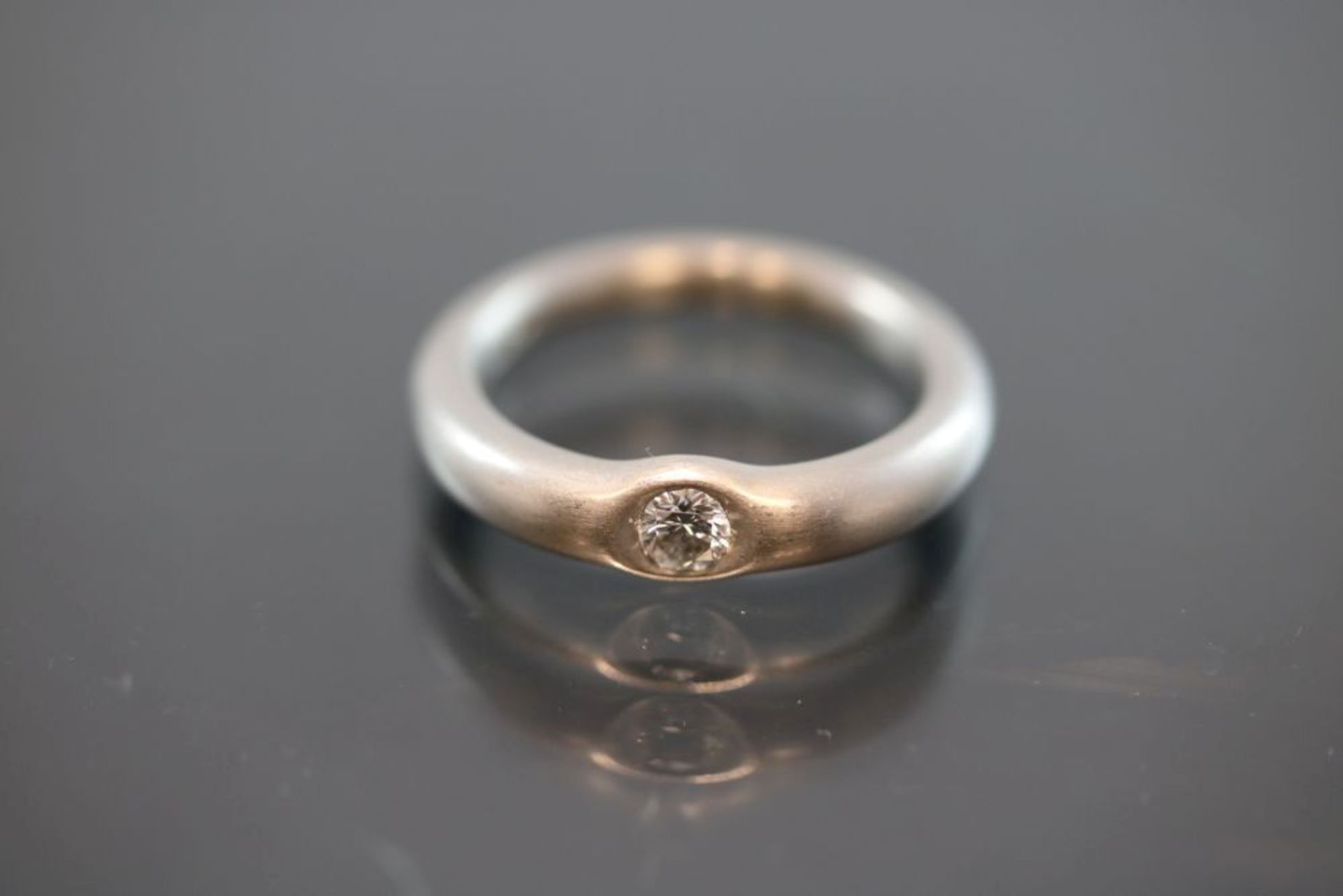 Niessing-Brillant-Ring, 950 Platin10,1 Gramm 1 Brillant, 0,21 ct., river/if. Ringgröße: