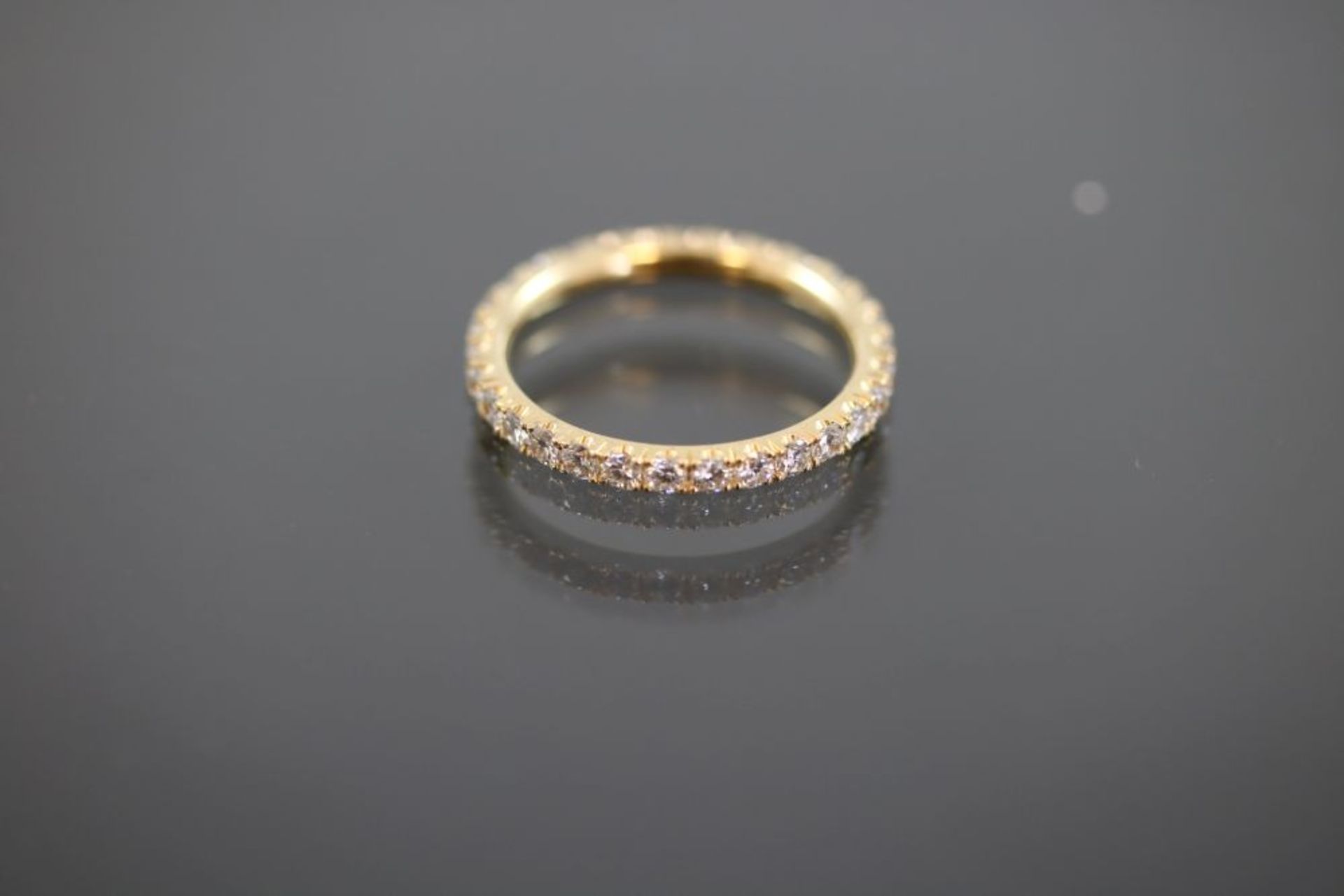 Brillant-Ring, 750 Gelbgold2,2 Gramm 30 Brillanten, 1,05 ct., w/si. Ringgröße: 53Schätzpreis: 3000,-
