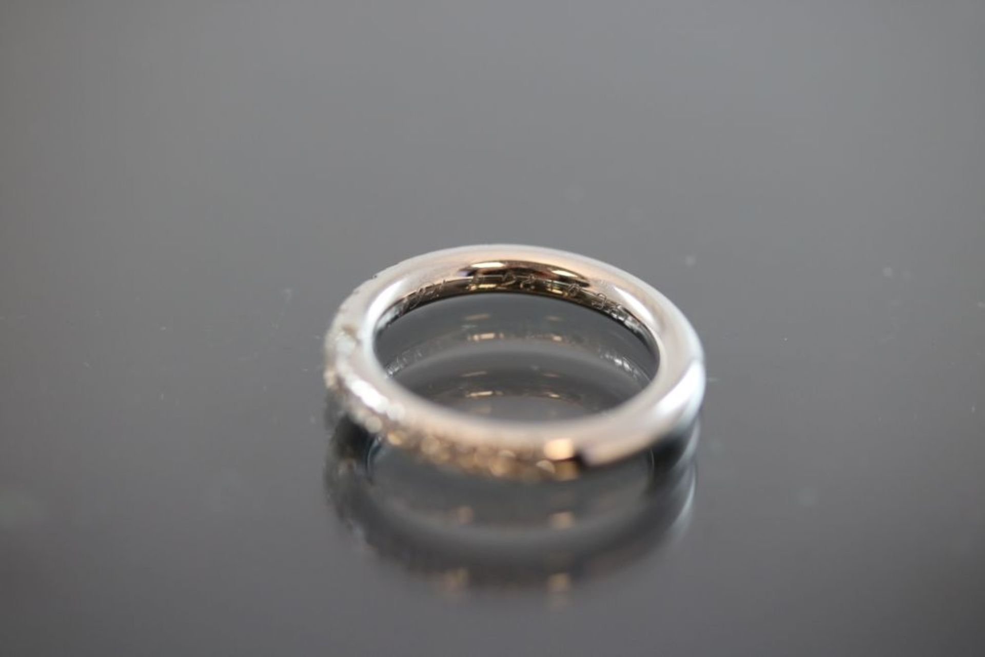 Brillant-Ring, Platin5,2 Gramm 1 Brillant, 0,28 ct., w/si. Ringgröße: 52Brillanten 0,38 ct., w/si. - Bild 3 aus 3