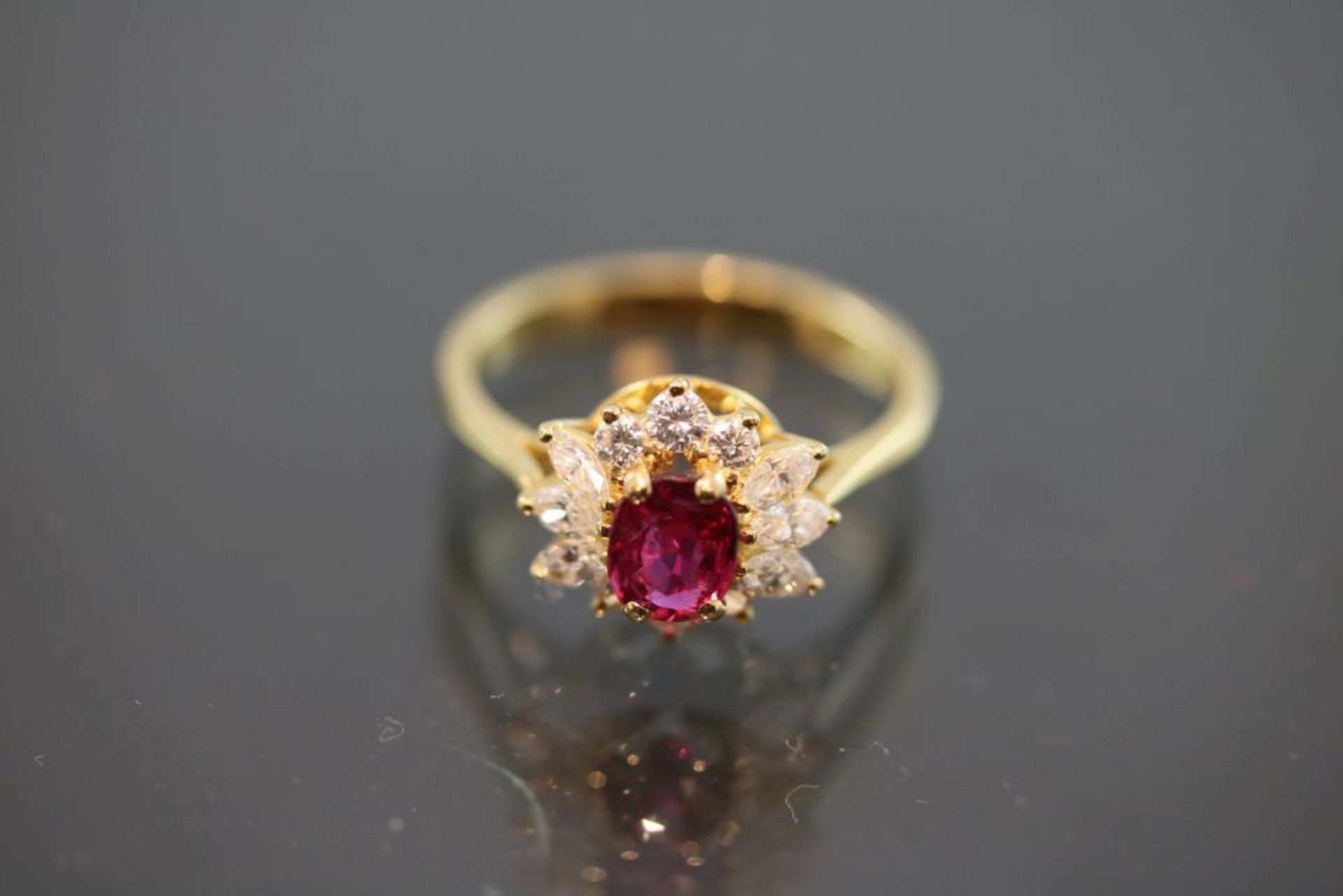 Juwelen-Ring, 750 Gold3,1 Gramm Brillanten/Diamanten, 0,56 ct., tw/if. Ringgröße: 53Rubin 0,45 ct.