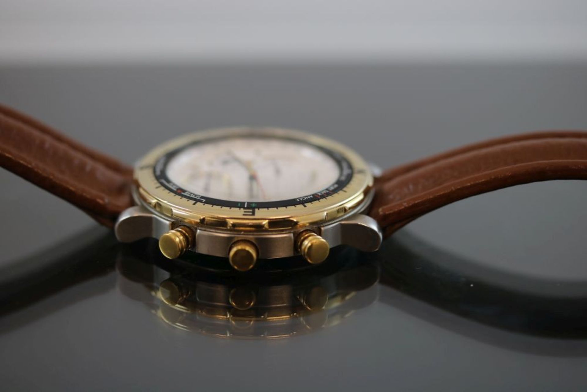 Citizen-ArmbanduhrWerk: QuartzBand: Braunes LederbandFunktion: ChronographGehäuse Ø: 4,6 cm - - - - Bild 3 aus 3